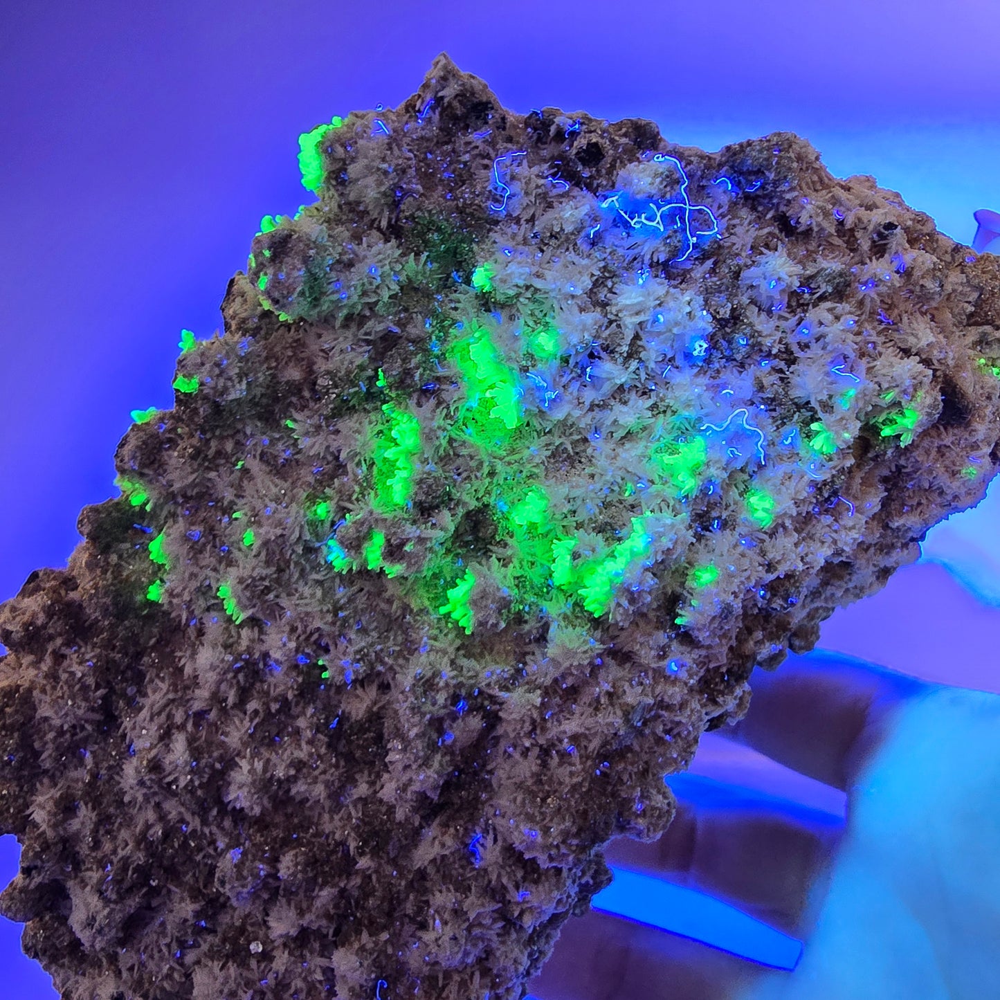 Grand spécimen de fluorite, hyalite, scholle, tourmaline, muscovite, orthose, Erongo, Namibie, 126 x 99 x 78 mm