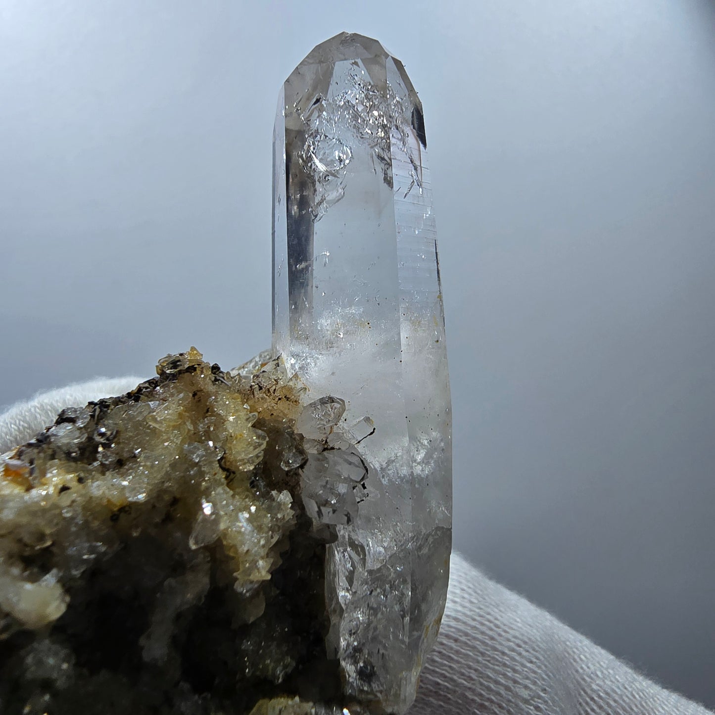 Quartz fumé fantôme, calcite UV sur matrice, spécimen Valentine Pocket Gobobs. Namibie, 68 x 59 x 45 mm.