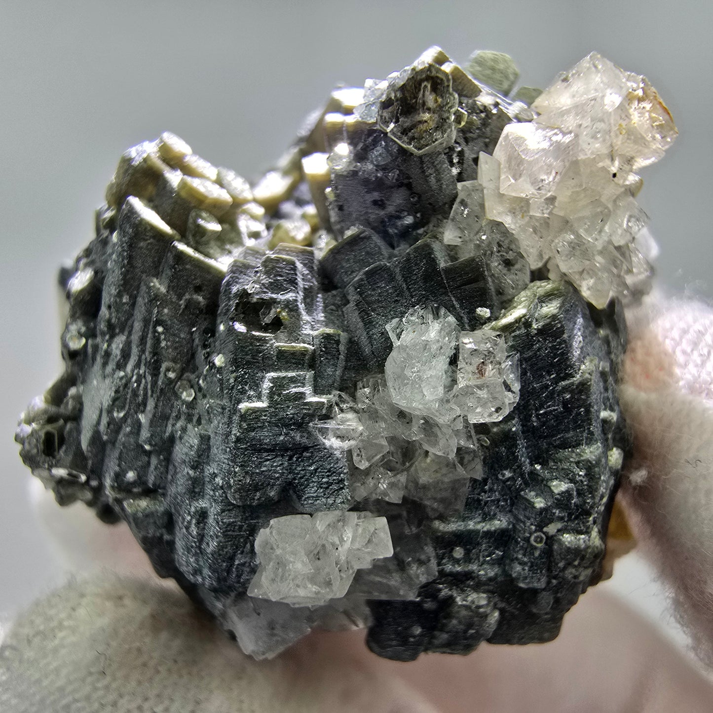 Seltene Muskovit, UV Calcit Stufe Erongo, Namibia 38*36*30mm Mineraliensammlung