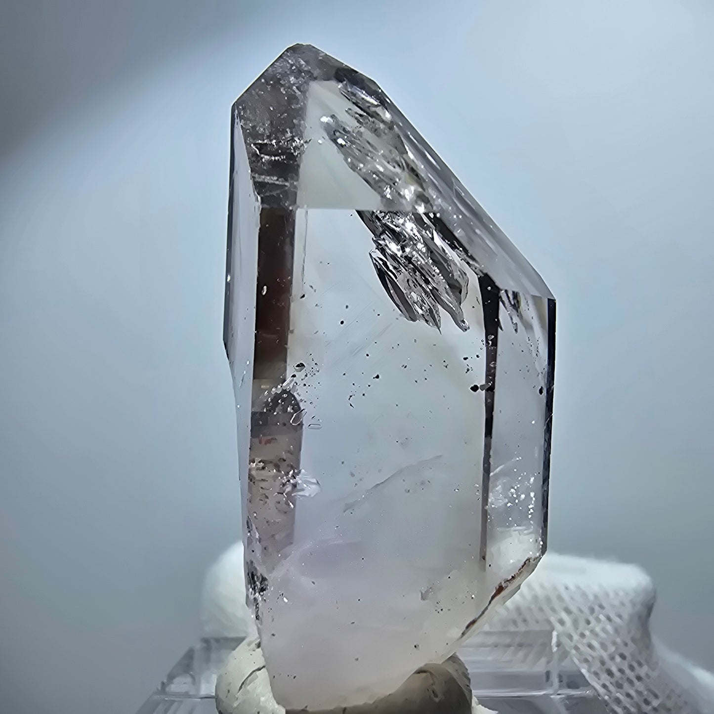 Pointe de sceptre en quartz fumé fantôme transparent, Goboboseb, Namibie, 43 x 20 x 13 mm