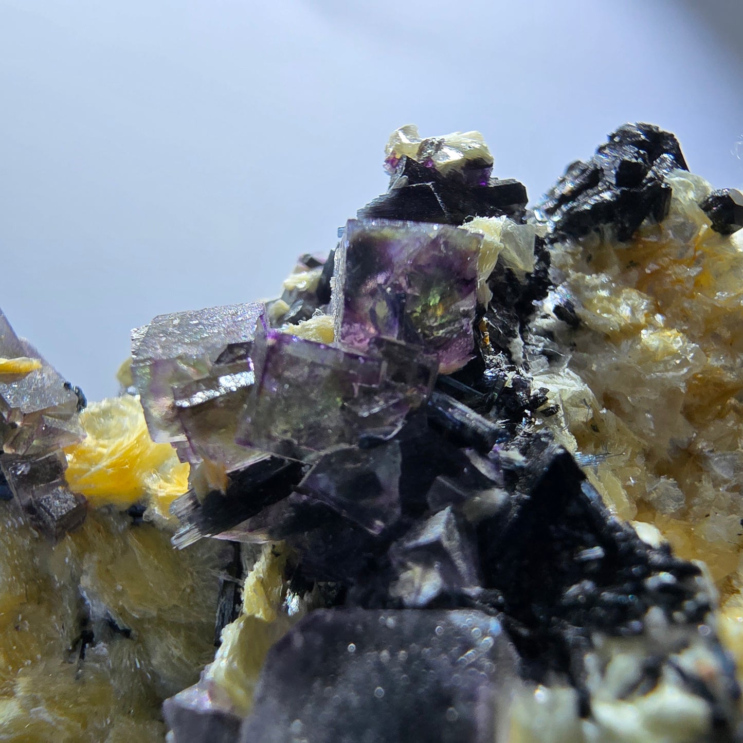 Cubes de fluorite fantôme colorés, tourmaline scholle muscovite, Erongo, Namibie, 61 x 60 x 29 mm