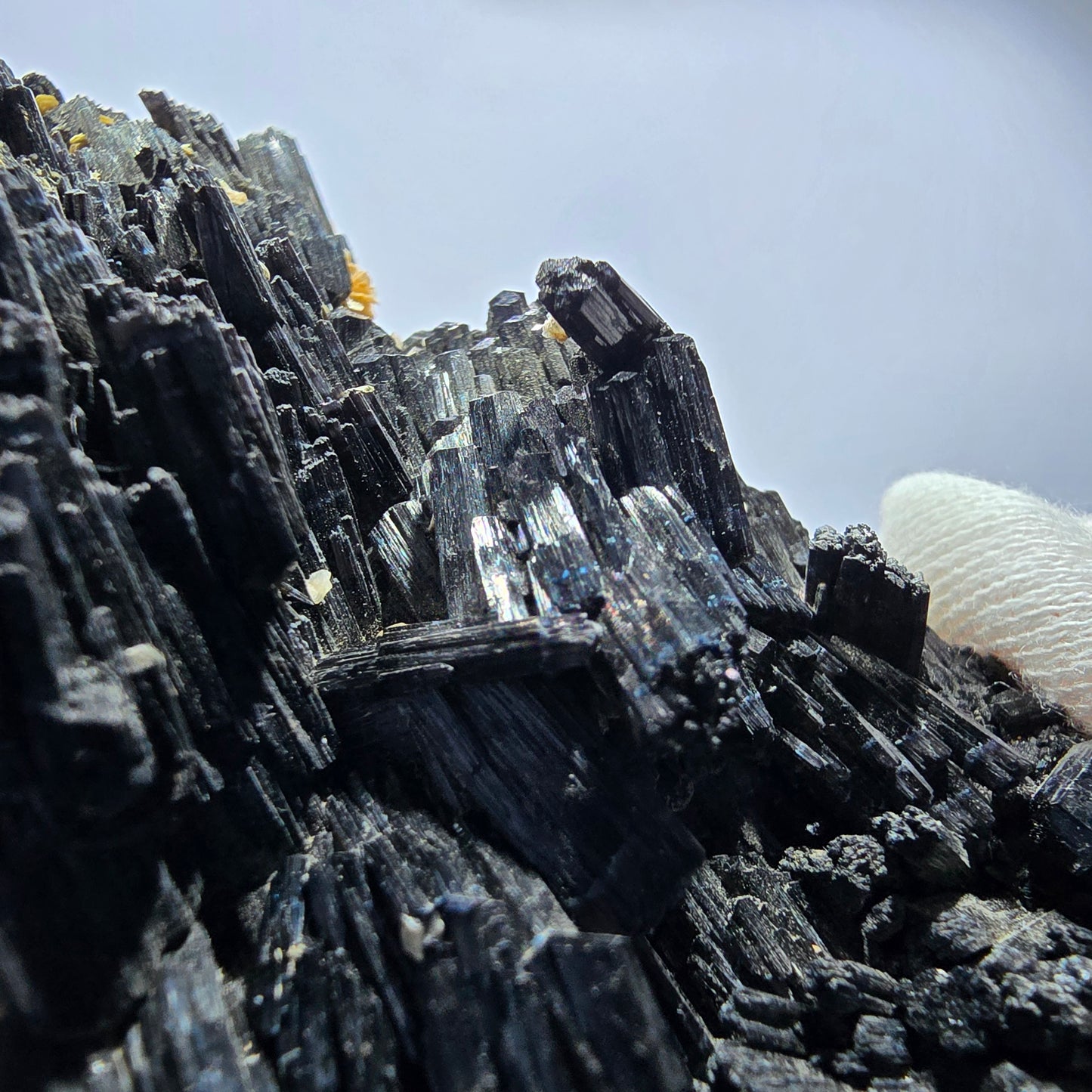 Grand spécimen de tourmaline Schorl et de muscovite, Erongo, Namibie, 95 x 64 x 55 mm