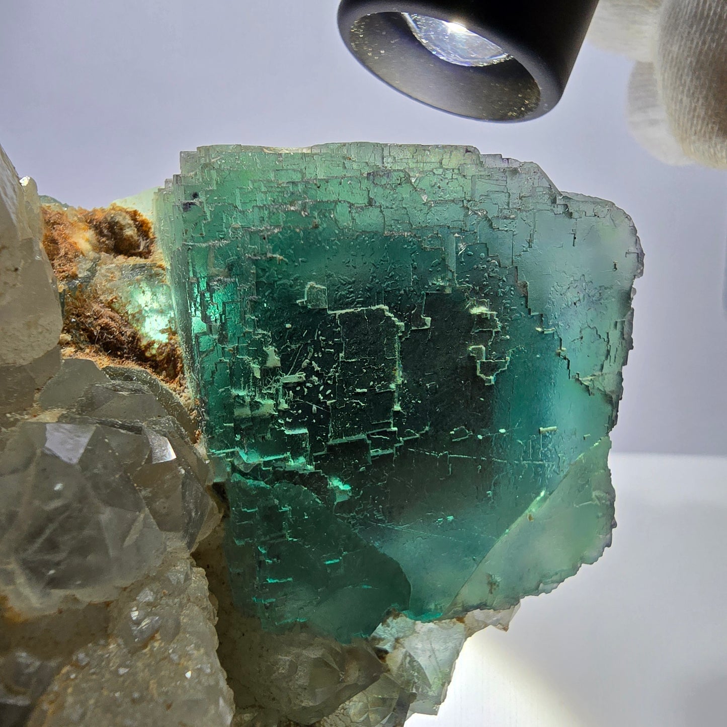 Grand spécimen de quartz parqueté en cube de fluorite fantôme Okorusu Namibie 134 x 89 x 44 mm