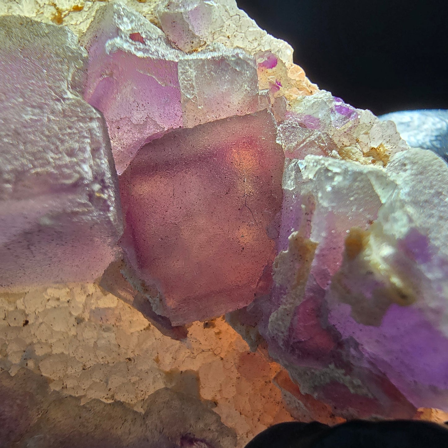 Cube de fluorite fantôme sur scène de quartz violet vert Omehane, Namibie 52*42*22mm