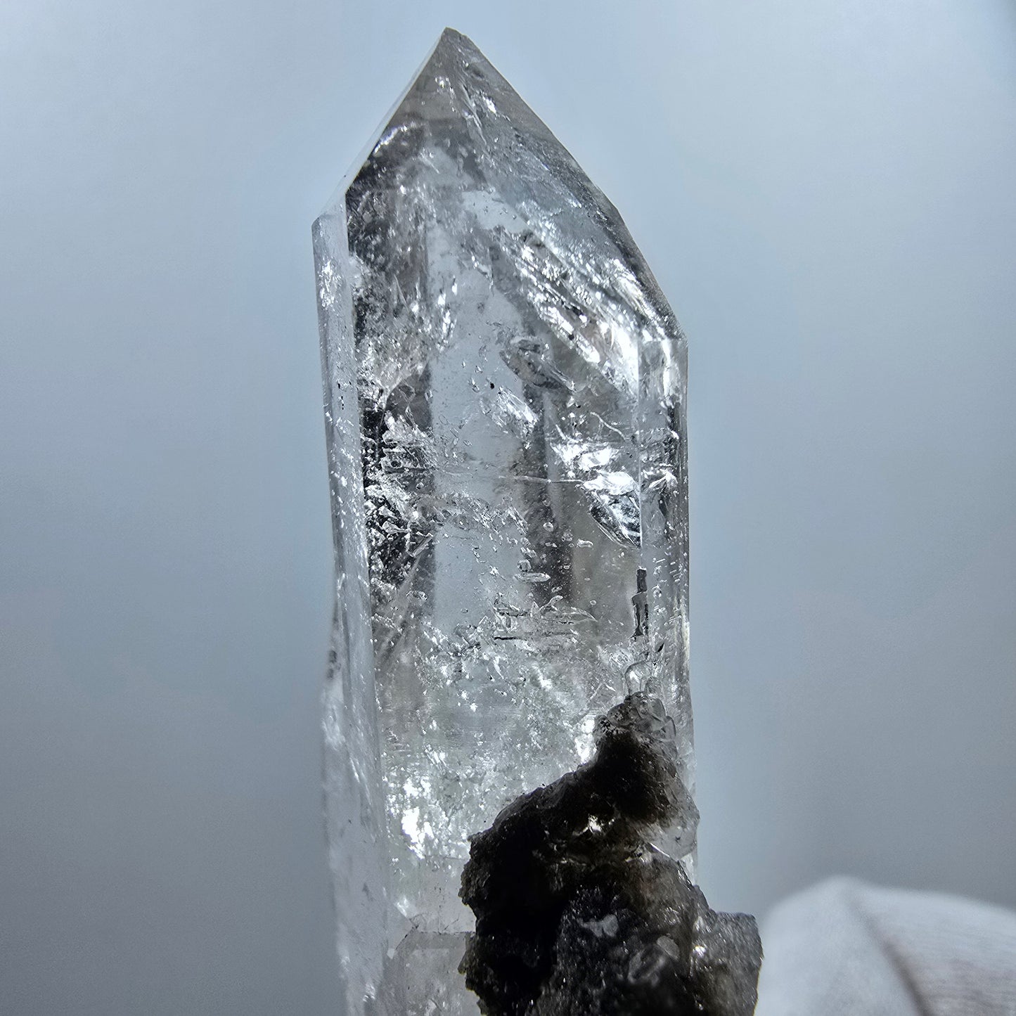 Quartz fumé DT Enhydro, sceptre, calcite UV, 4 parures de poche Bubble Valentine. Namibie, 76 x 26 x 12 mm.