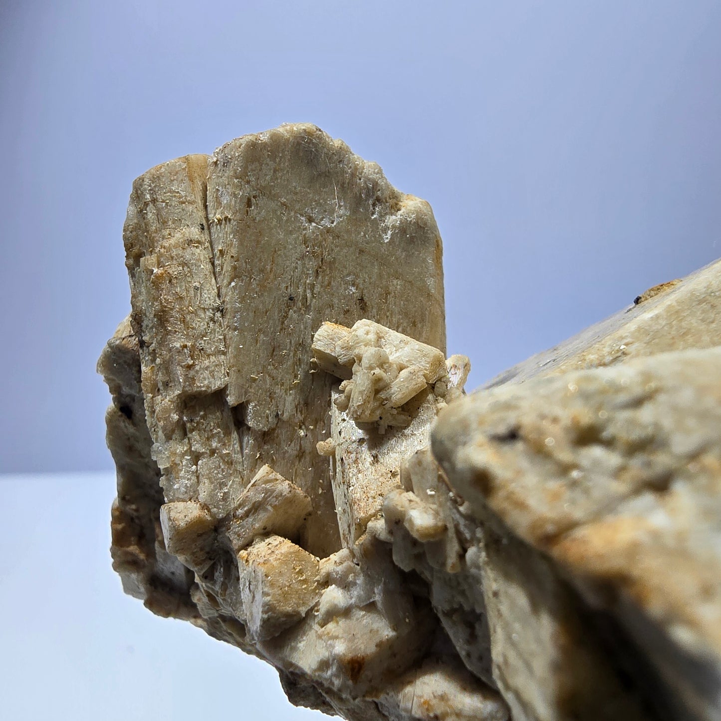Grand spécimen d'orthose, de tourmaline Schorl et d'hyalite, Erongo, Namibie, 94 x 57 x 50 mm