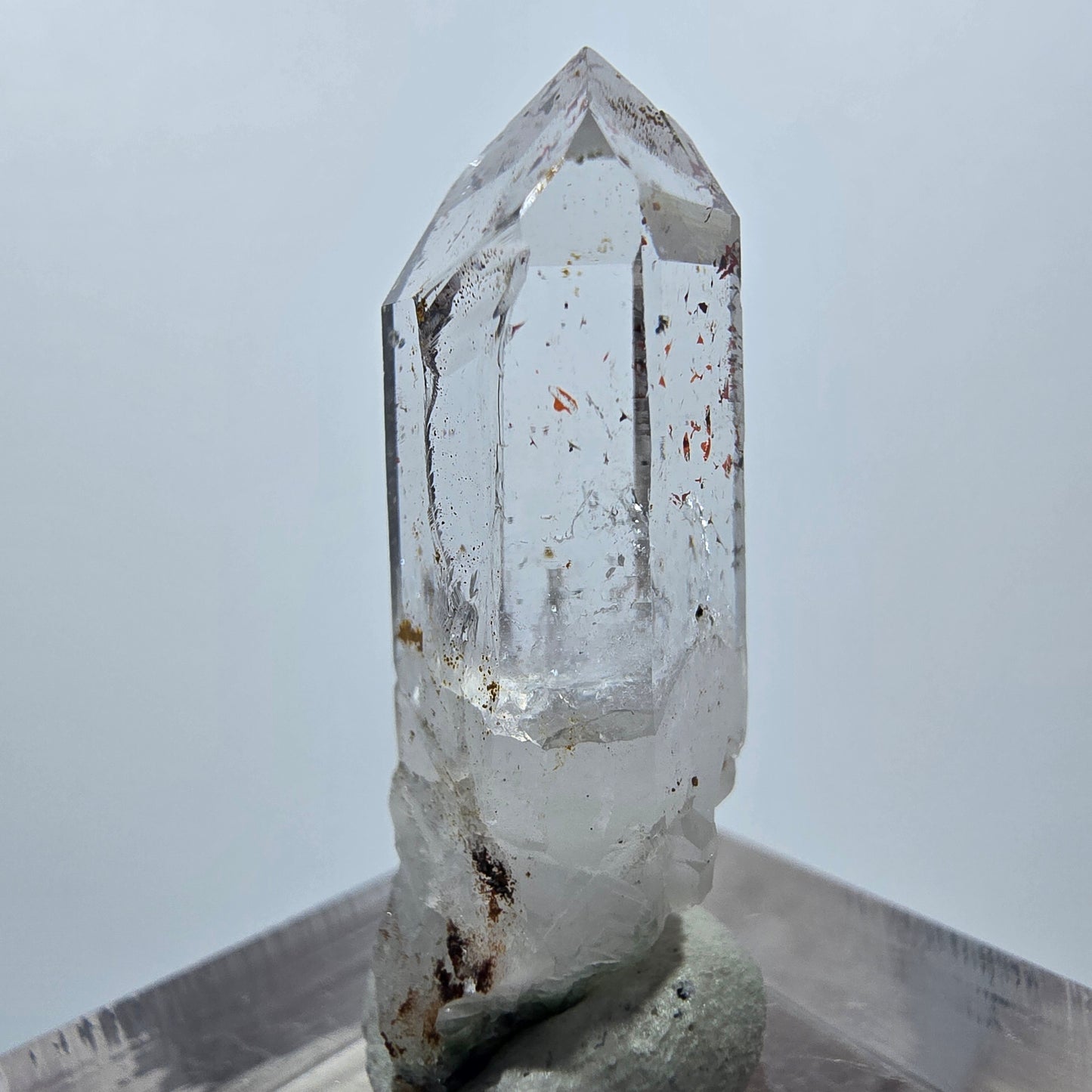 Quartz clair Harlequin Point Streep Mine, Goboboseb, Namibie, 31 x 12 x 10 mm