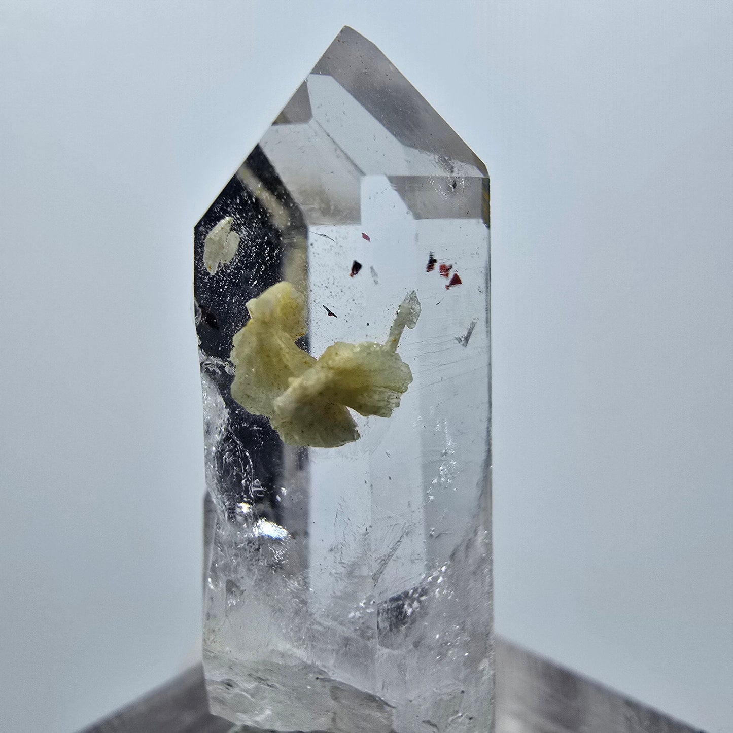 Quartz Harlequin avec préhnite Point Streep Mine, Goboboseb, Namibie 32 x 14 x 11 mm