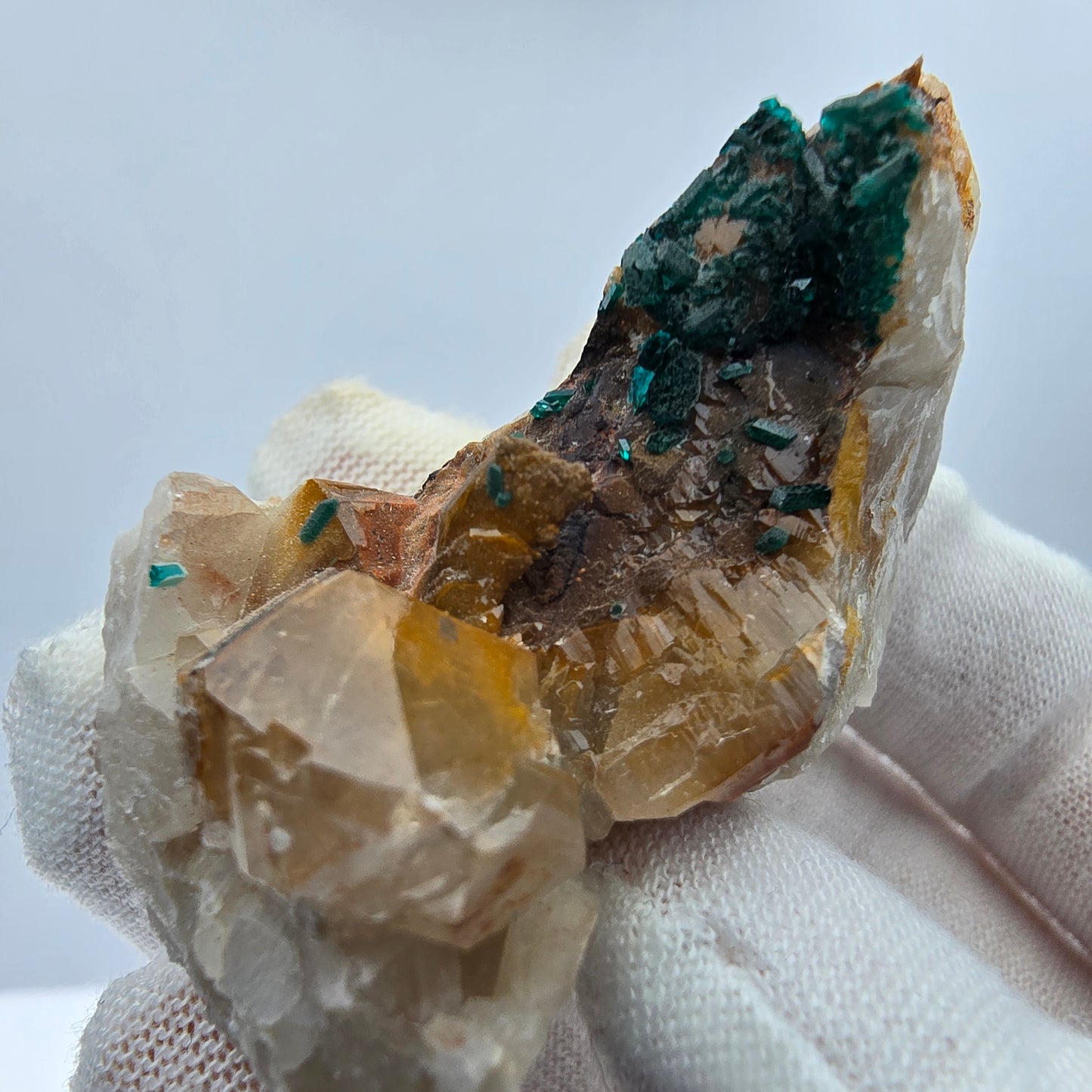Rare spécimen de dioptase sur quartz Kaokoveld, Namibie 40*36*26mm Collection de minéraux