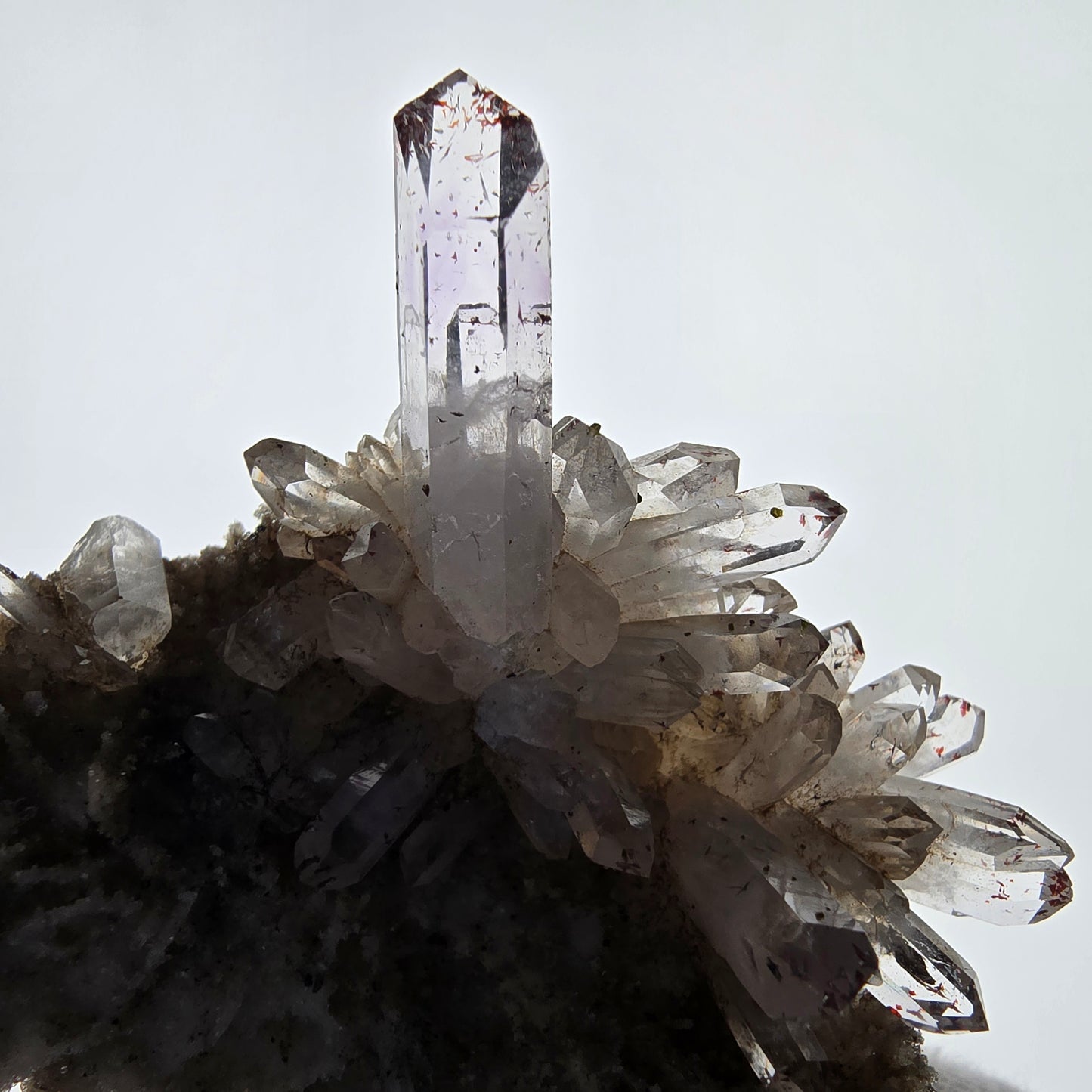 Quartz fumé Harlequin, spécimen de calcite UV, poche Valentine Goboboseb, Namibie, 79 x 63 x 34 mm
