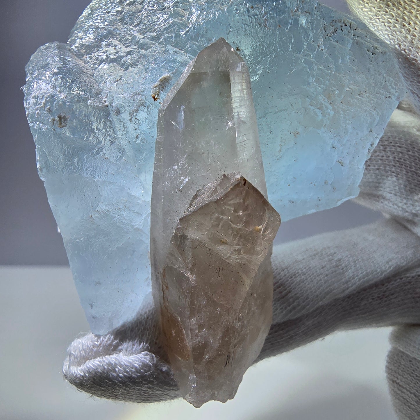 Grand spécimen de fluorite bleue et de quartz fumé, montagnes Erongo, Namibie, 93 x 67 x 36 mm