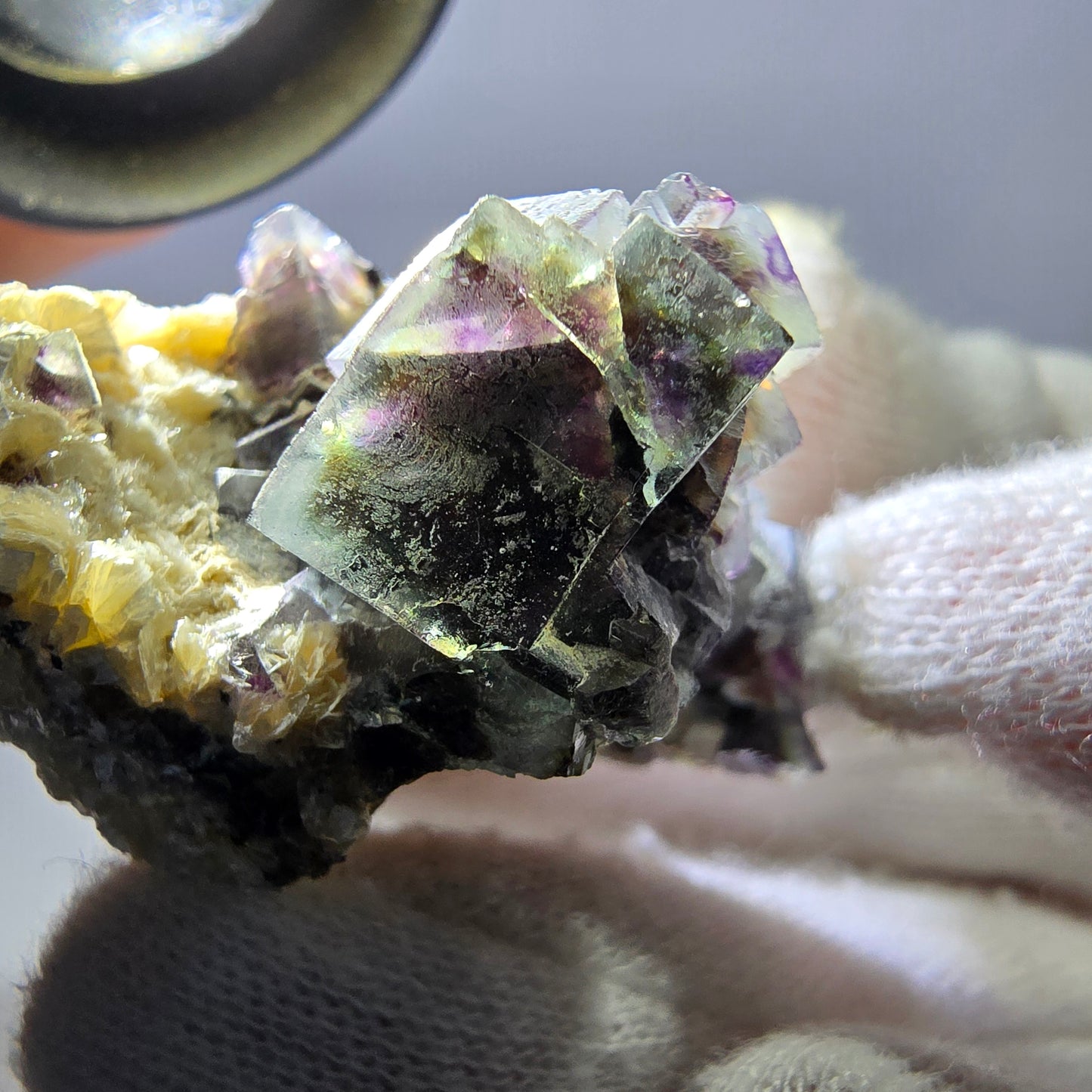 Spécimen de fluorite fantôme colorée, tourmaline scholle, muscovite, Erongo, Namibie, 43 x 31 x 25 mm
