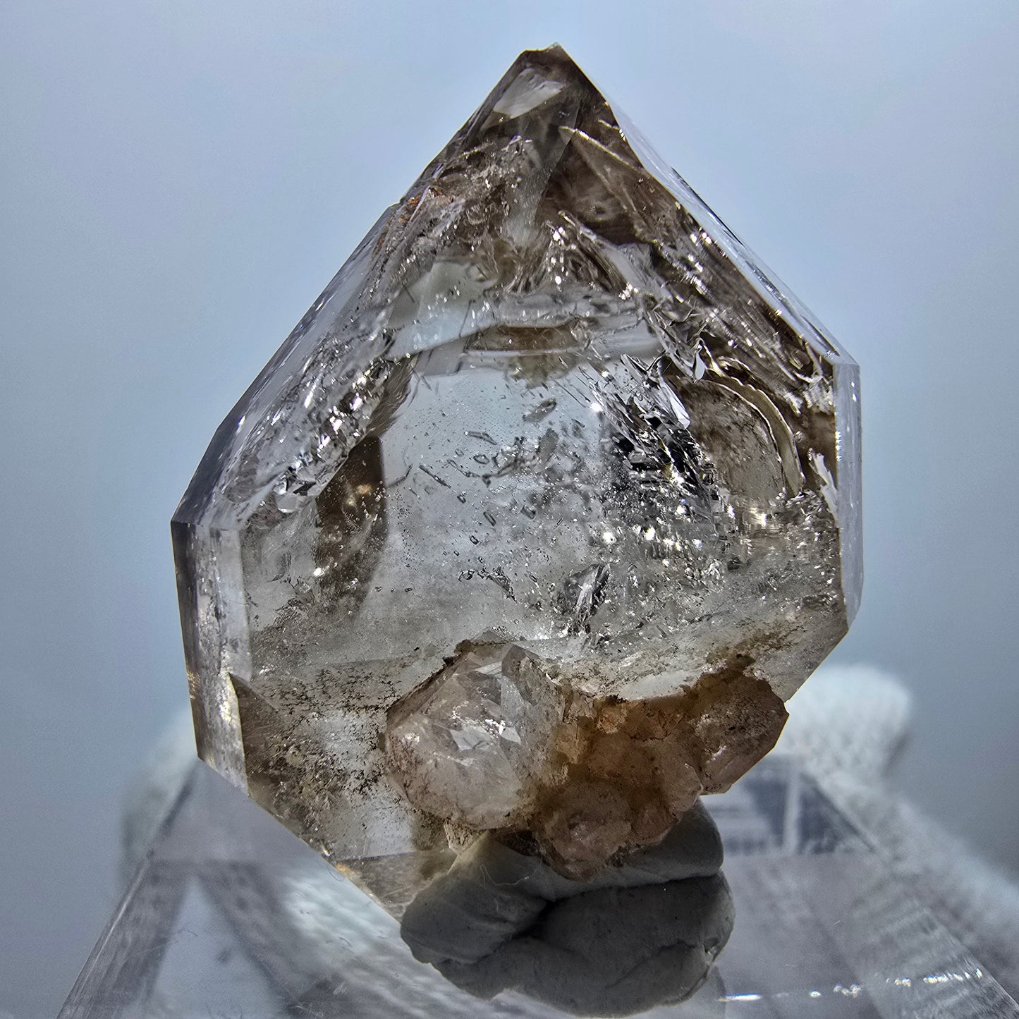 Sceptre en quartz fumé fantôme transparent, DT Point, Goboboseb, Namibie, 29 x 22 x 16 mm