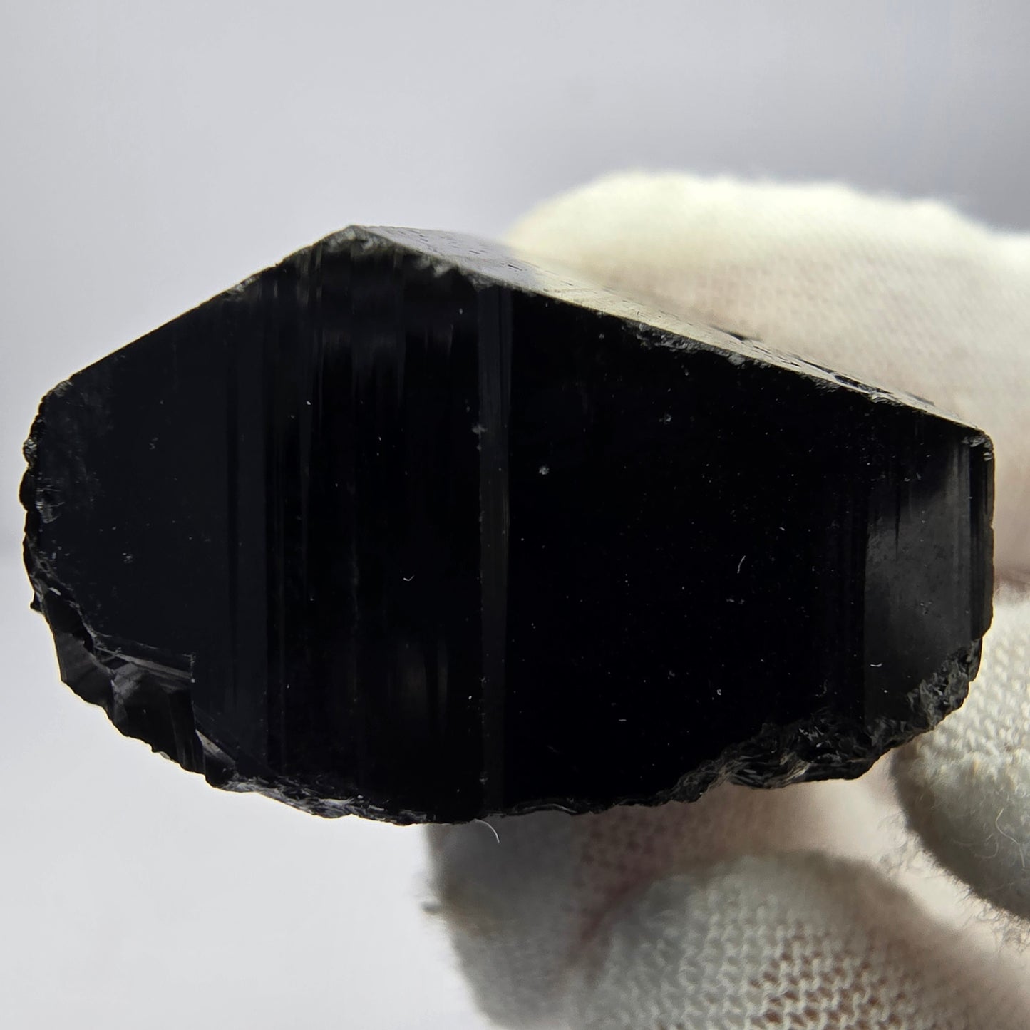 Symmetrischer Schörl Turmalin schwarz glänzend Erongo, Namibia 34*31*17mm