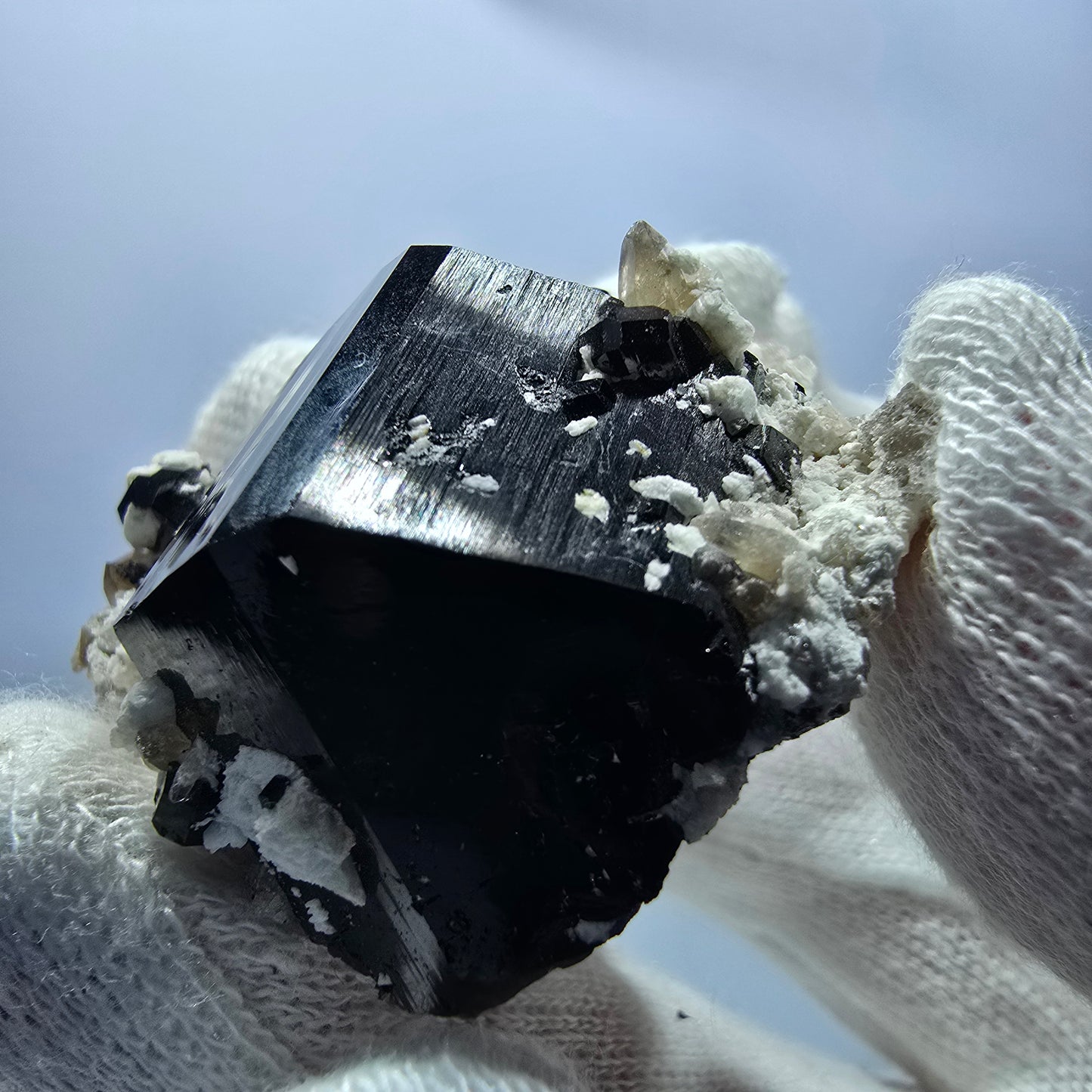 Spécimen rare de tourmaline Schorl, hyalite et orthose, Erongo, Namibie, 36 x 44 x 21 mm