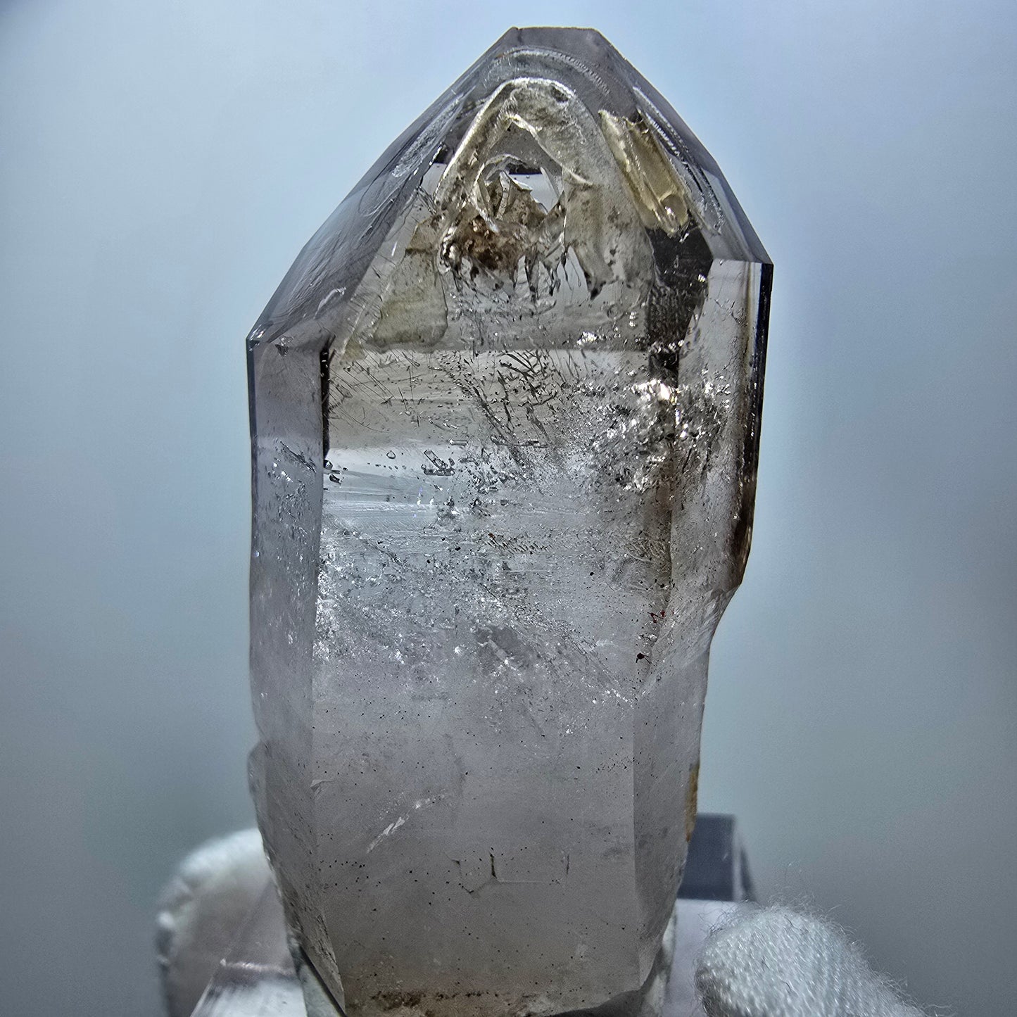 Quartz fumé fantôme transparent, pointe de sceptre, Goboboseb, Namibie, 45 x 23 x 18 mm