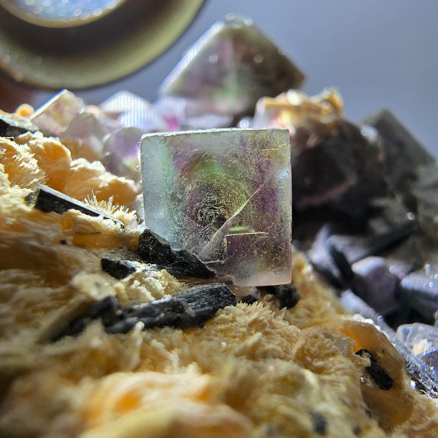 Fluorite fantôme colorée, tourmaline schol, hyalite, muscovite, Erongo, Namibie, 72 x 70 x 35 mm