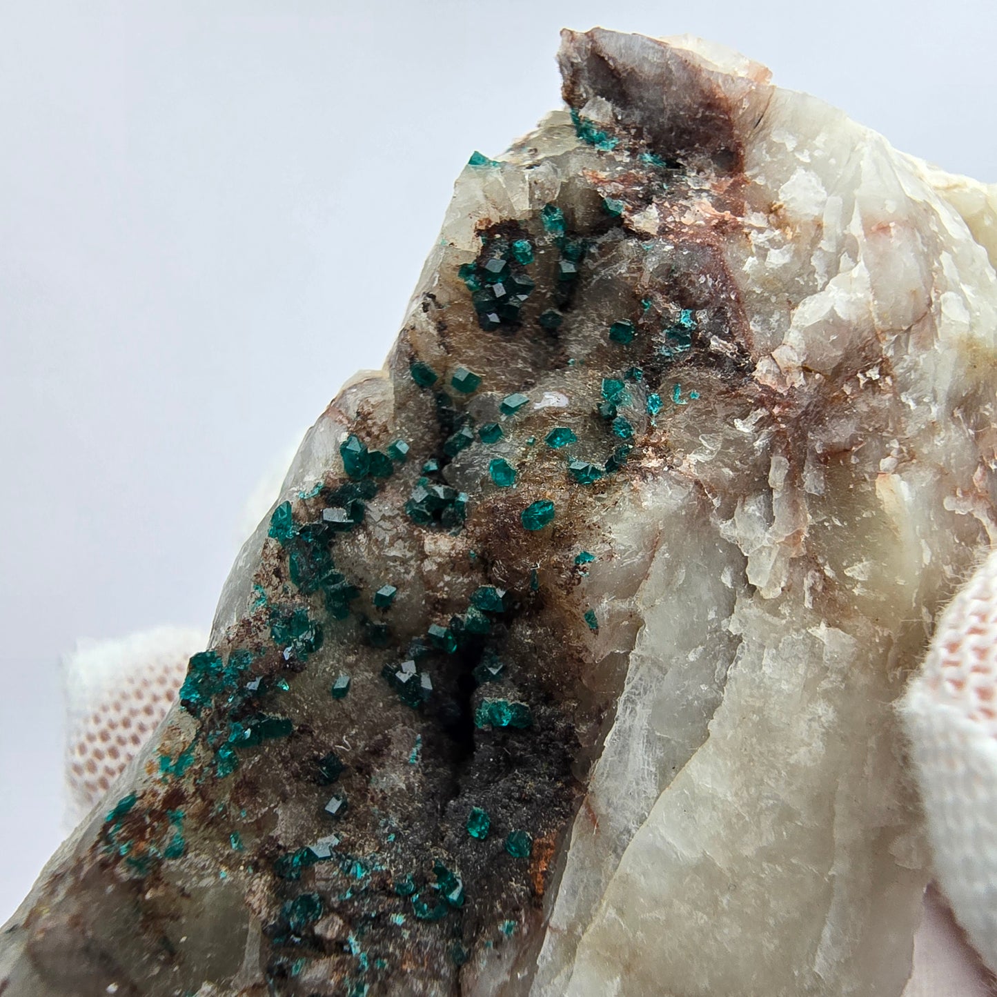 Rare spécimen de dioptase sur quartz Kaokoveld, Namibie 49*26*19mm Collection de minéraux