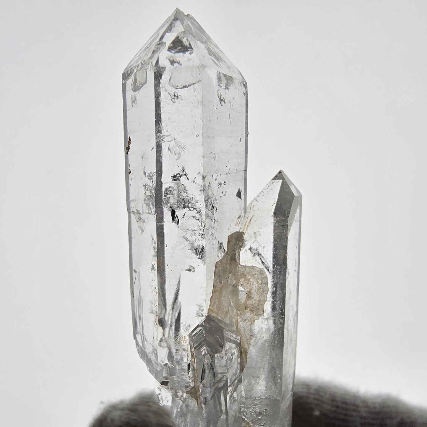 Sceptre de scène en quartz fumé fantôme lémurien, poche Saint-Valentin, Namibie, 55 x 18 x 15 mm