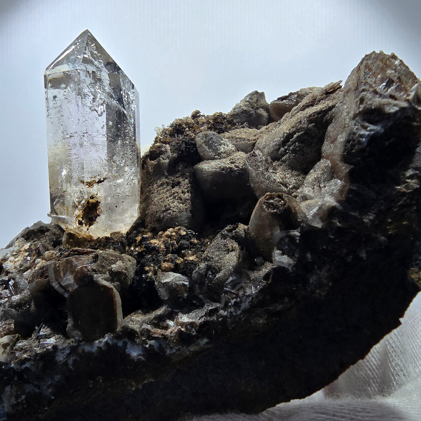 Sceptre en quartz fumé squelette, spécimen de calcite UV, poche Saint-Valentin, Goboboseb, Namibie, 117 x 60 x 59 mm