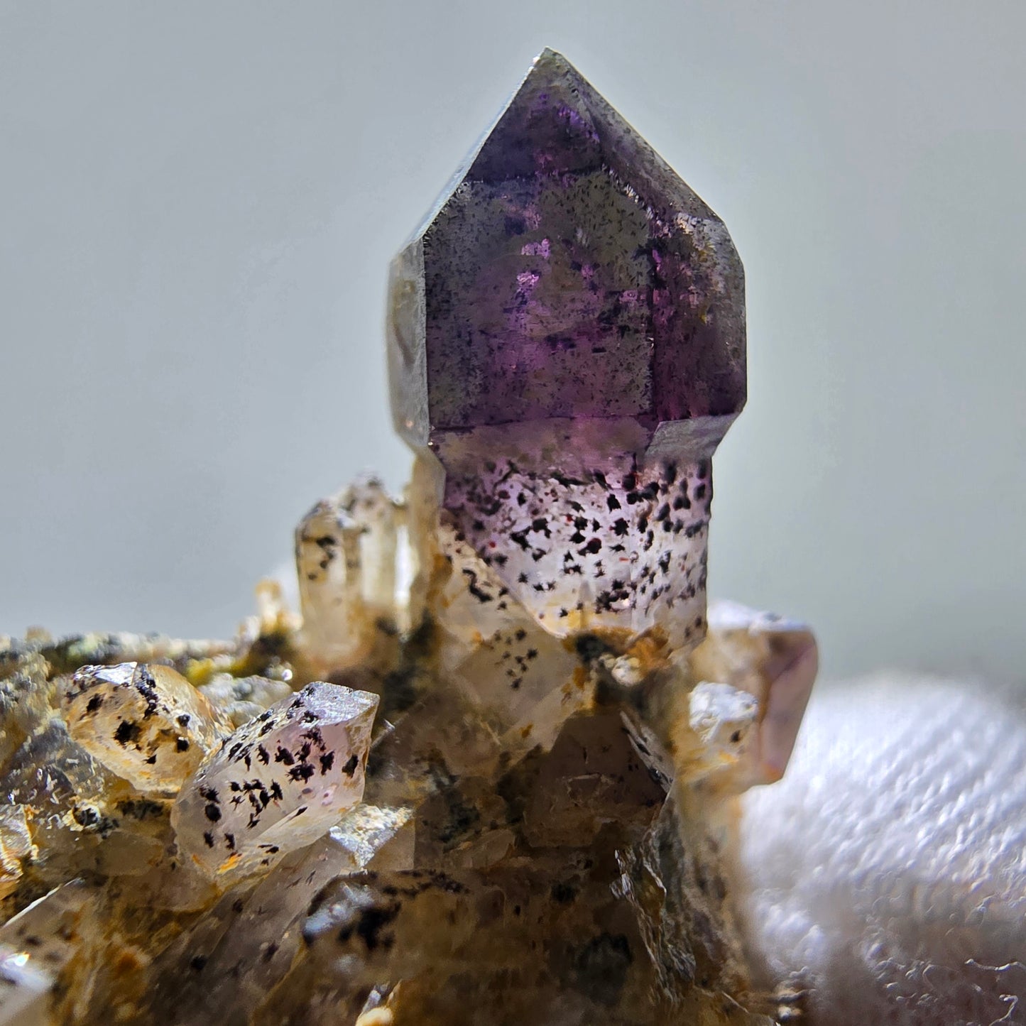 Rare sceptre d'améthyste fantôme sur scène matricielle Brandberg, Namibie 45 x 33 x 19 mm
