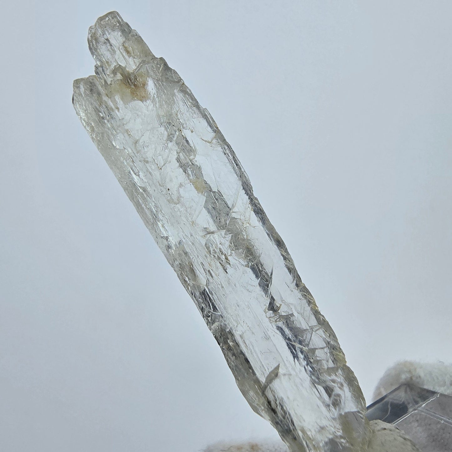 Seltener Kunzit X Spodumen Kristall weiß UV Mineral 48*9*5mm aus Brasilien