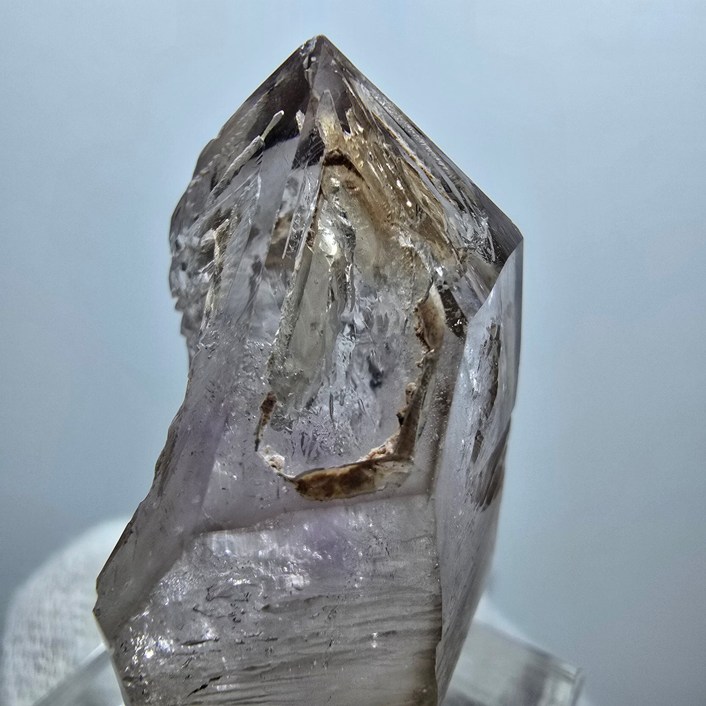 Pointe de sceptre en quartz fumé fantôme transparent, Goboboseb, Namibie, 39 x 23 x 16 mm