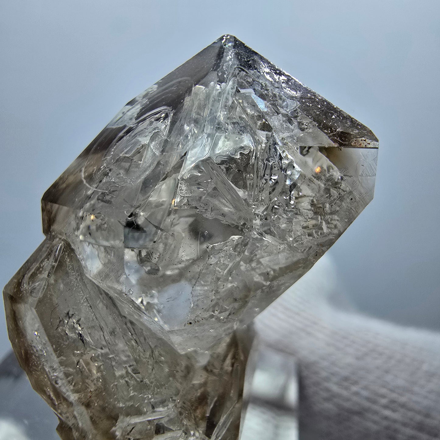 Sceptre en quartz fumé fantôme transparent, amas de Goboboseb, Namibie, 34 x 21 x 20 mm