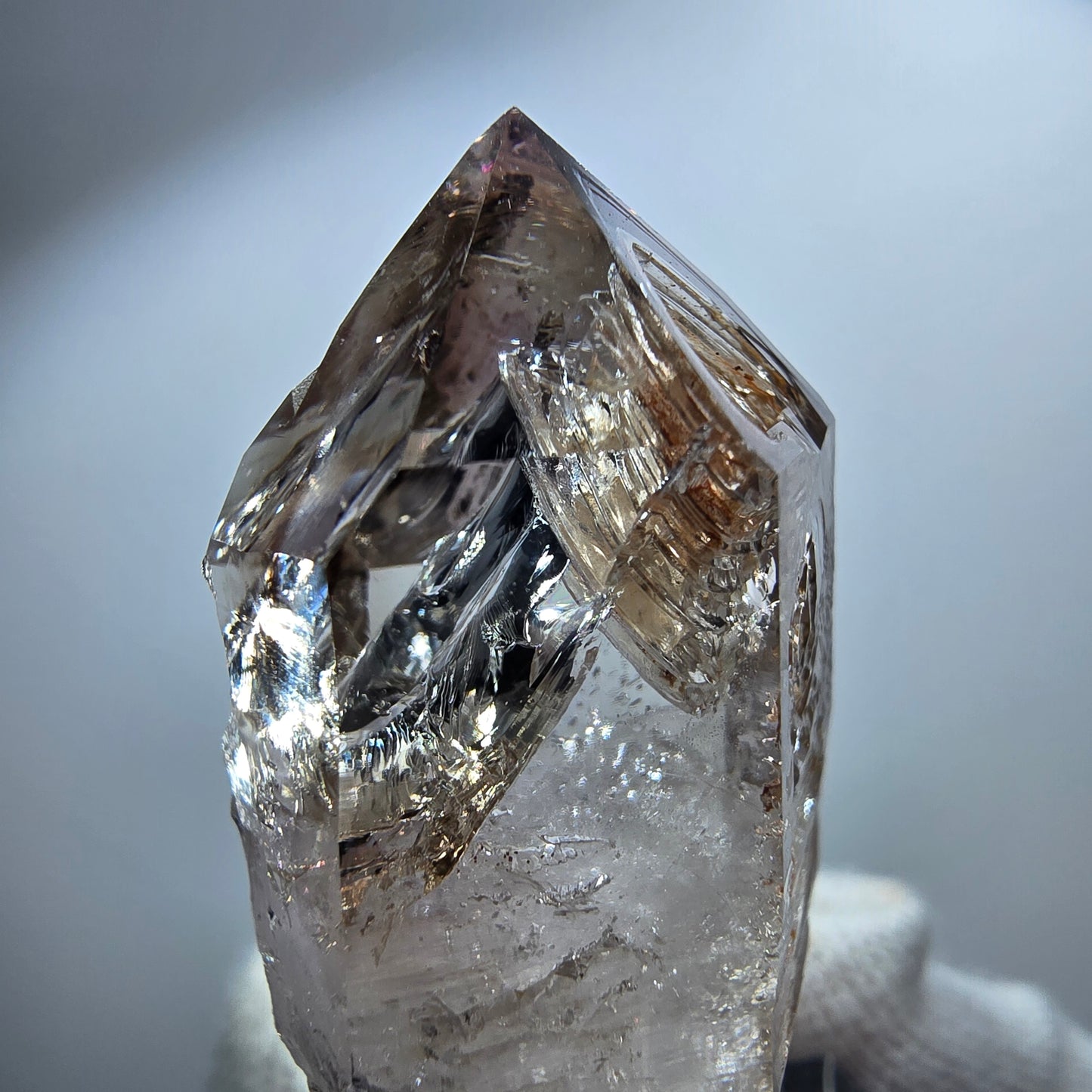 Pointe de sceptre en améthyste fantôme transparente, Goboboseb, Namibie, 46 x 20 x 20 mm