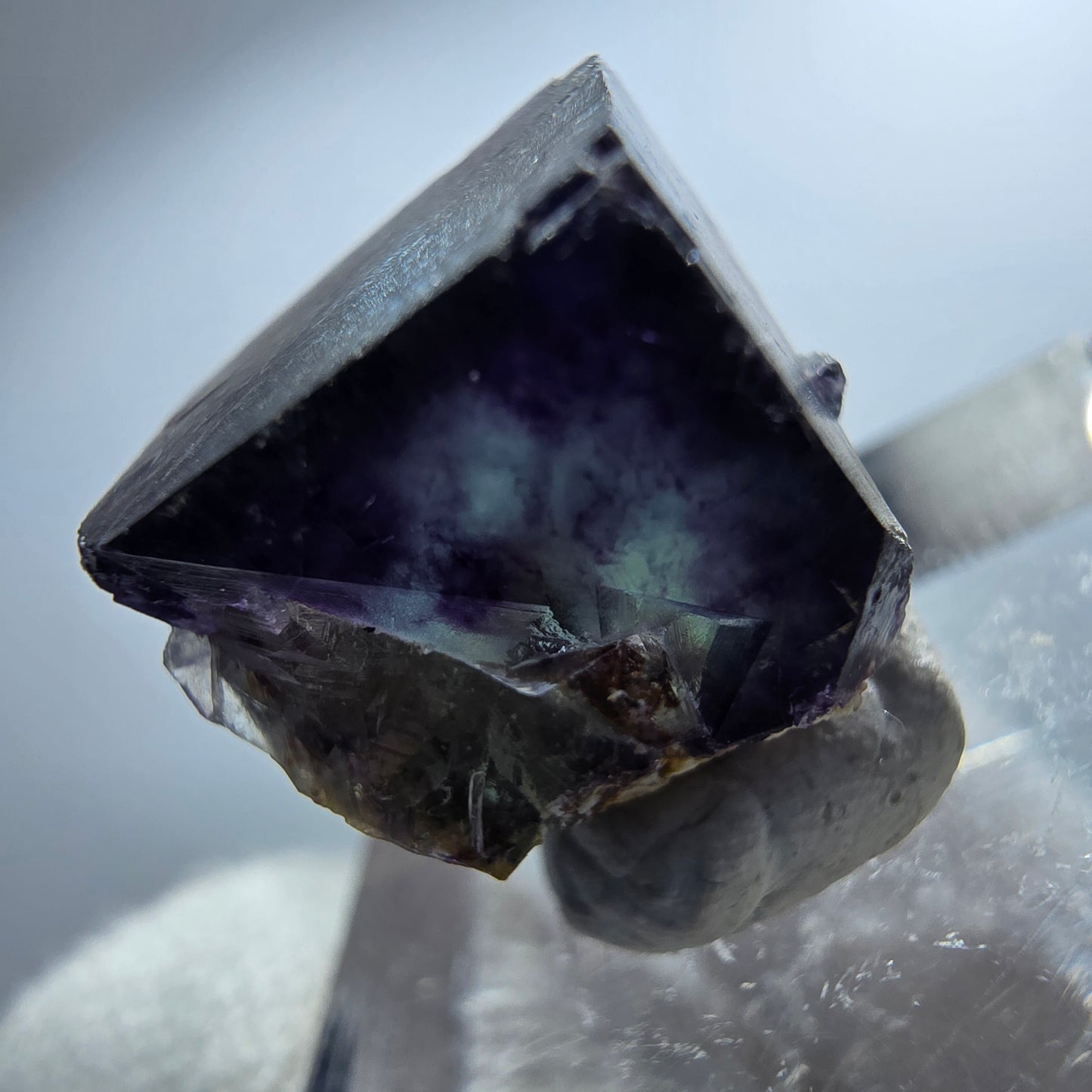 Rare spécimen de cube de fluorite fantôme, vert zonal et violet, Okorusu, Namibie, 19 x 18 x 14 mm