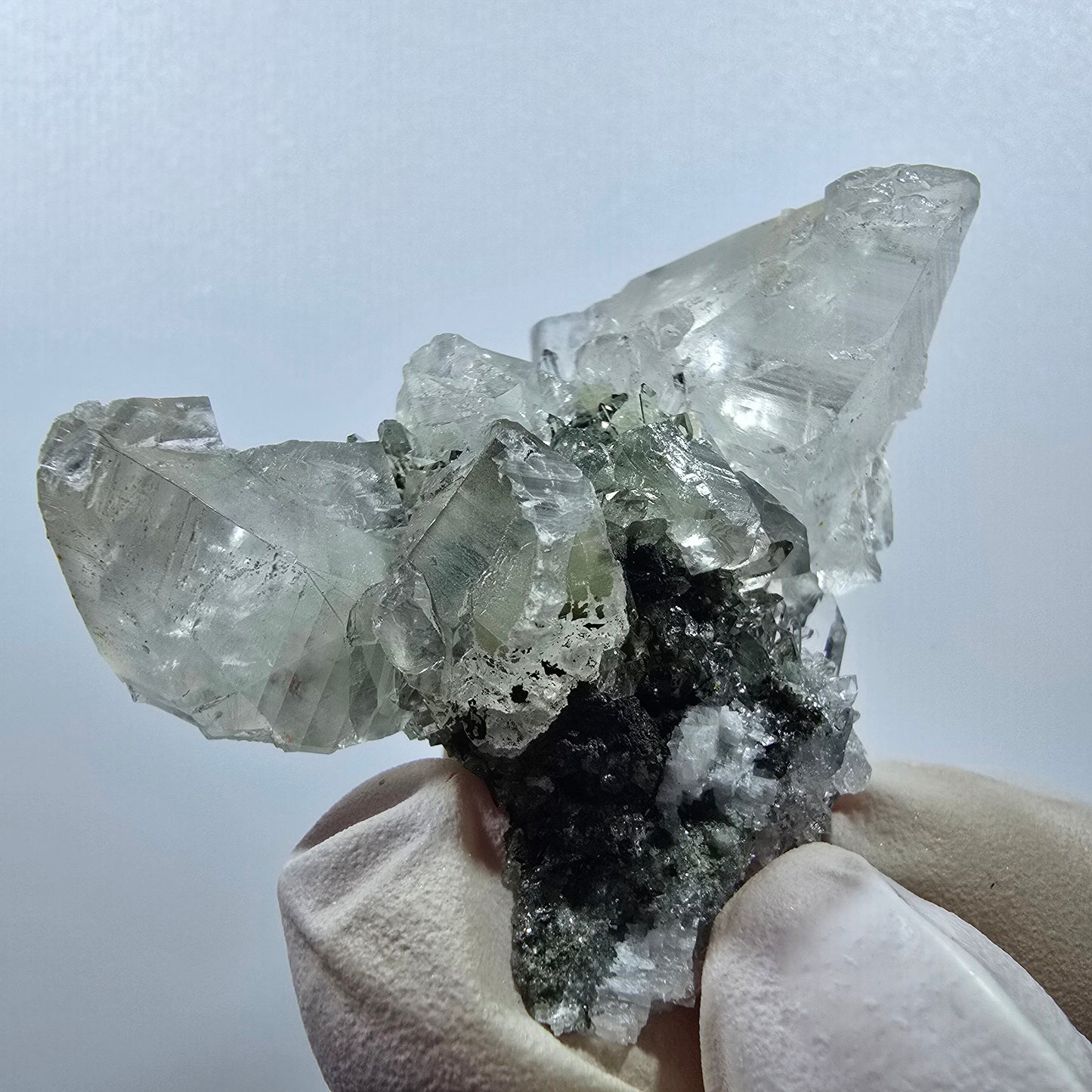 Spécimen rare de calcite UV et de préhnite, mine Streep, Goboboseb, Namibie, 44 x 34 x 20 mm