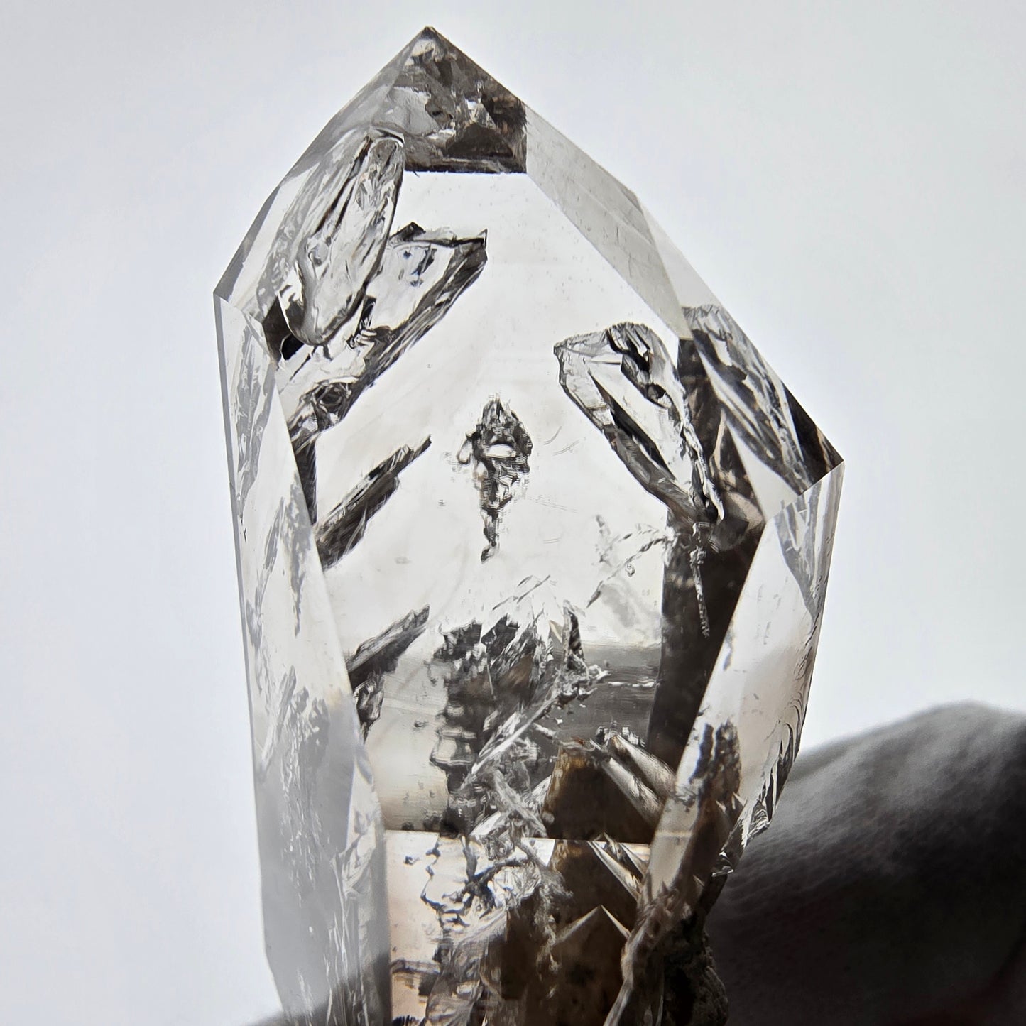 Sceptre en quartz fumé Window Phantom, calcite UV Valentine Pocket Goboboseb Namibie 90 x 38 x 25 mm