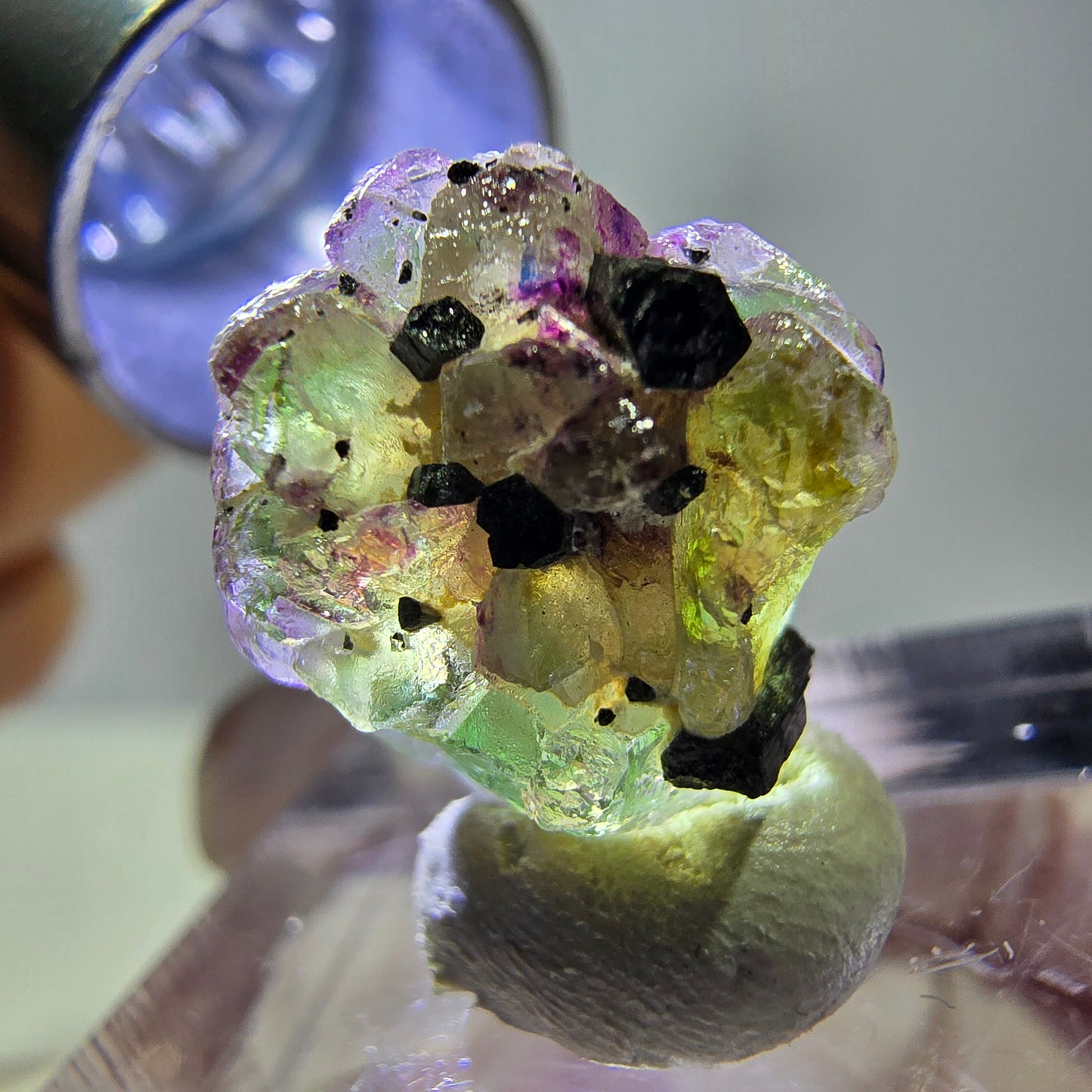 Fluorite fantôme colorée, Spécimen de tourmaline muscovite Schorl, Erongo, Namibie, 15 x 14 x 13 mm