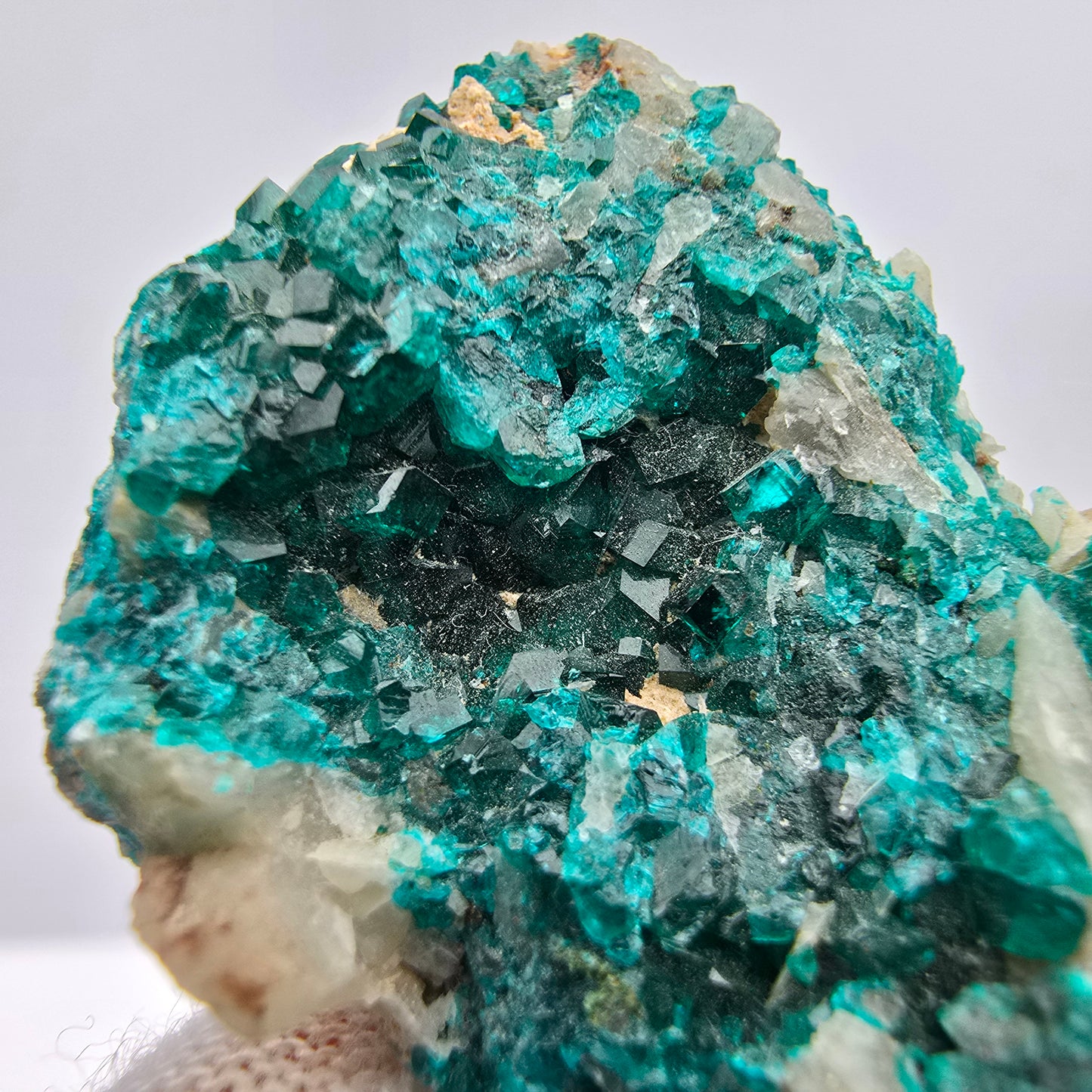 Rare spécimen de dioptase sur quartz Kaokoveld, Namibie 39*24*15mm Collection de minéraux