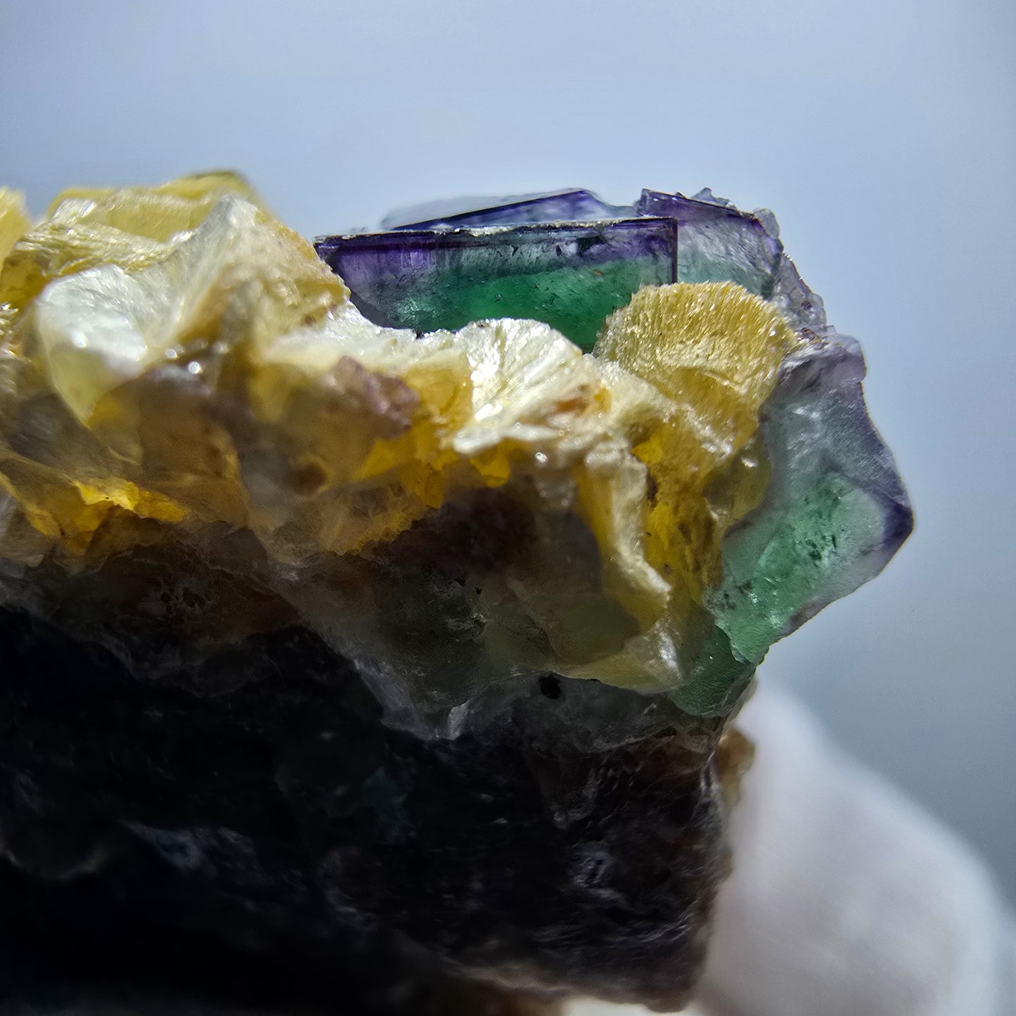Fluorite fantôme, quartz fumé, tourmaline Schörl, hyalite, muscovite Erongo, Namibie 62*43*31mm