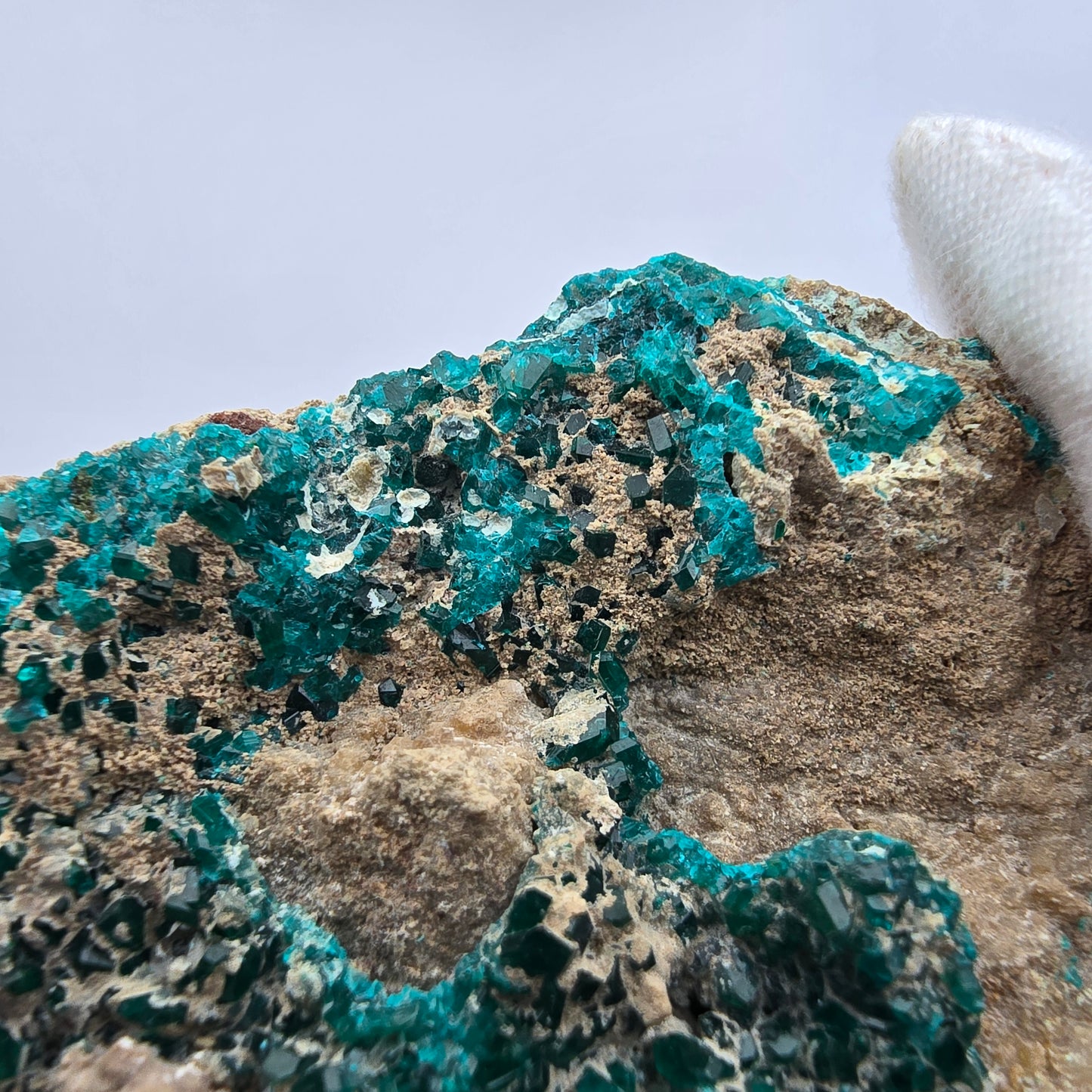 Rare spécimen de dioptase sur quartz Kaokoveld, Namibie 61*56*29mm Collection de minéraux
