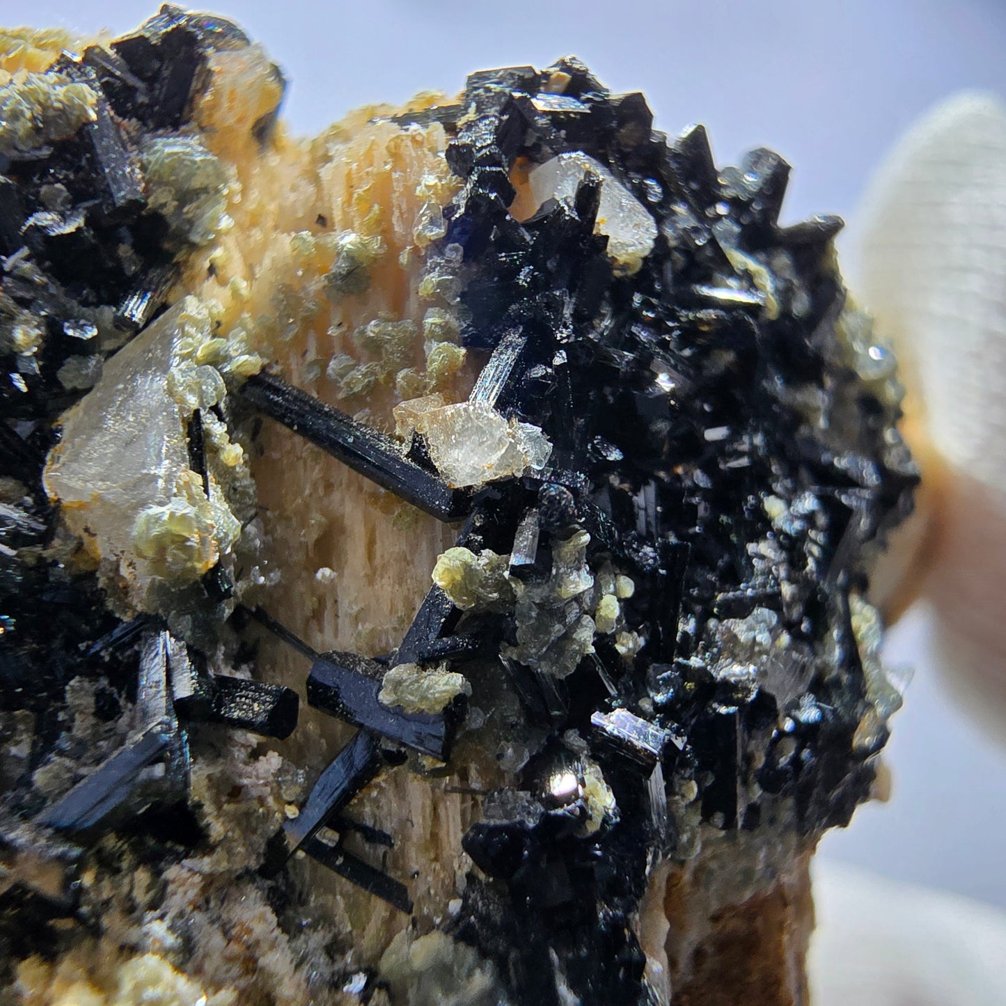 Tourmaline Schörl, muscovite, calcite UV, stade orthose Erongo, Namibie 82*55*45mm