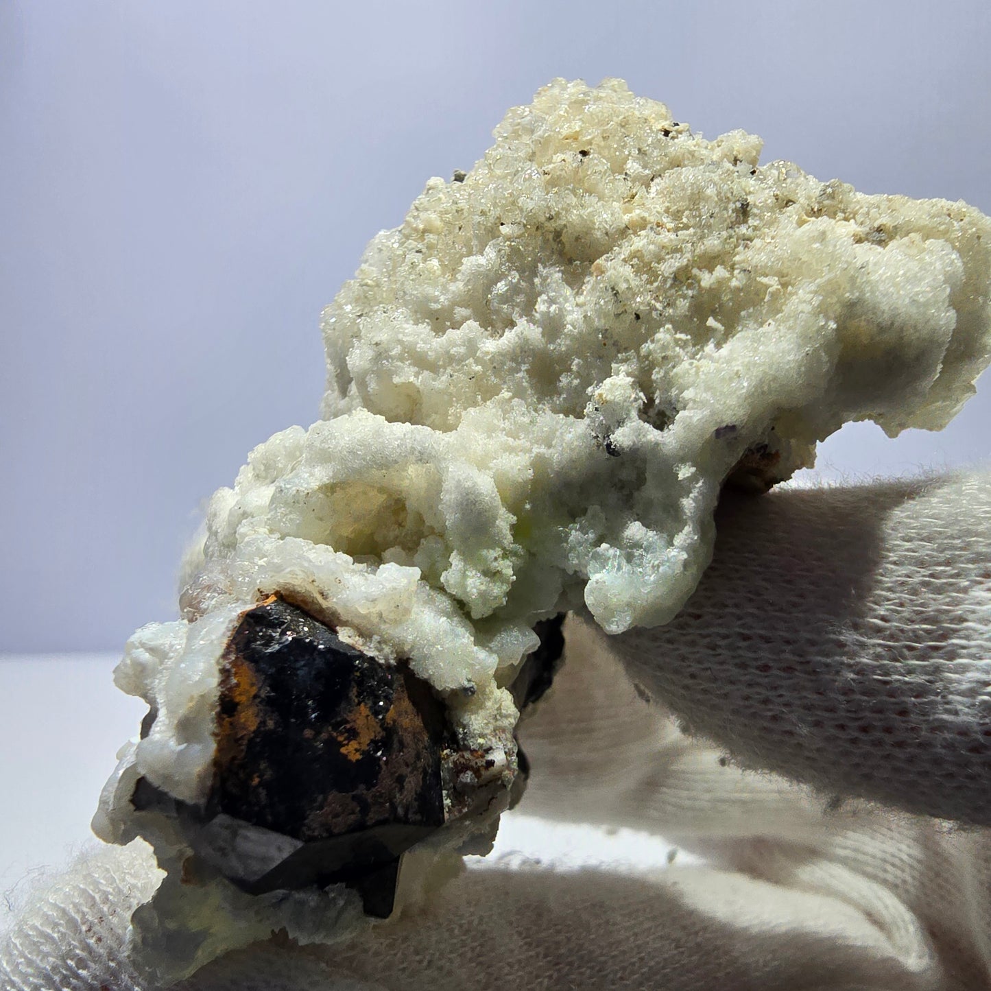 Spécimen rare d'opale hyalite (minéral UV) de tourmaline Schorl, Erongo, Namibie, 64 x 50 x 36 mm