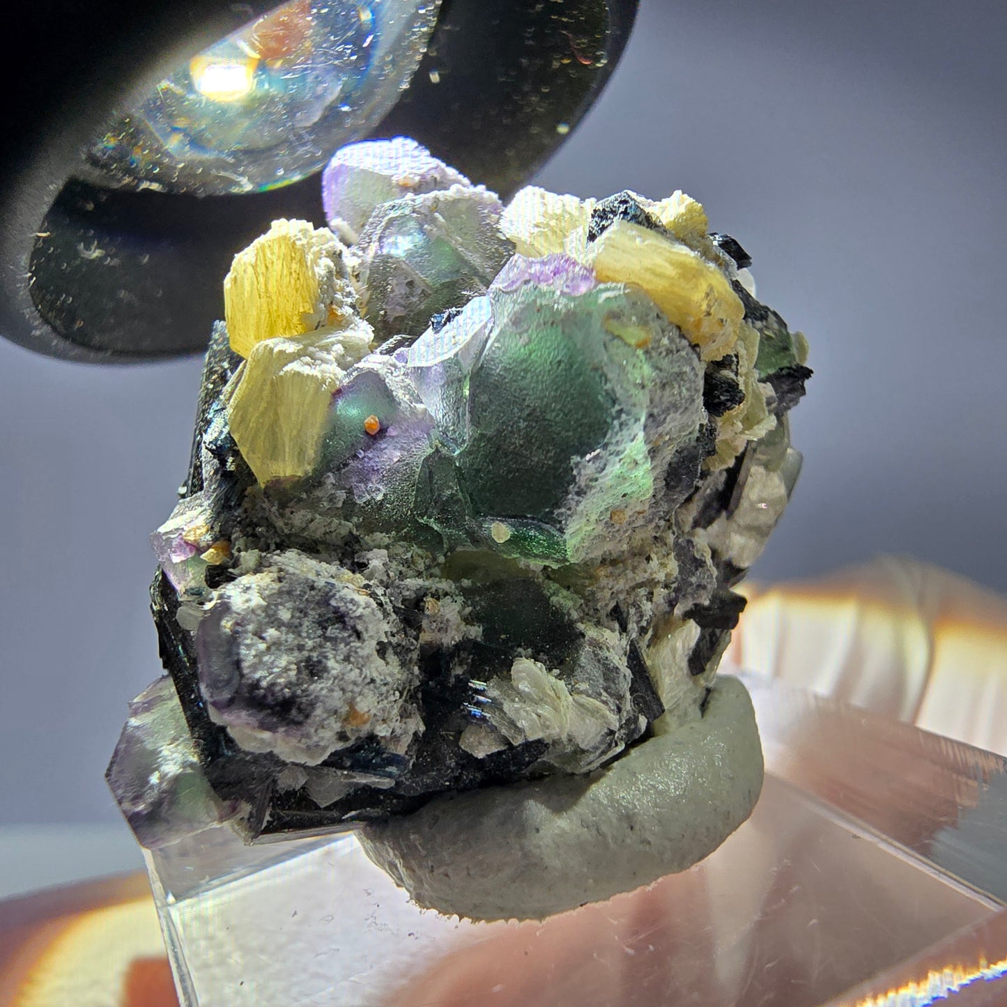 Cube hexagonal de fluorite fantôme, muscovite, tourmaline Schörl, Erongo, Namibie 28 x 25 x 18 mm
