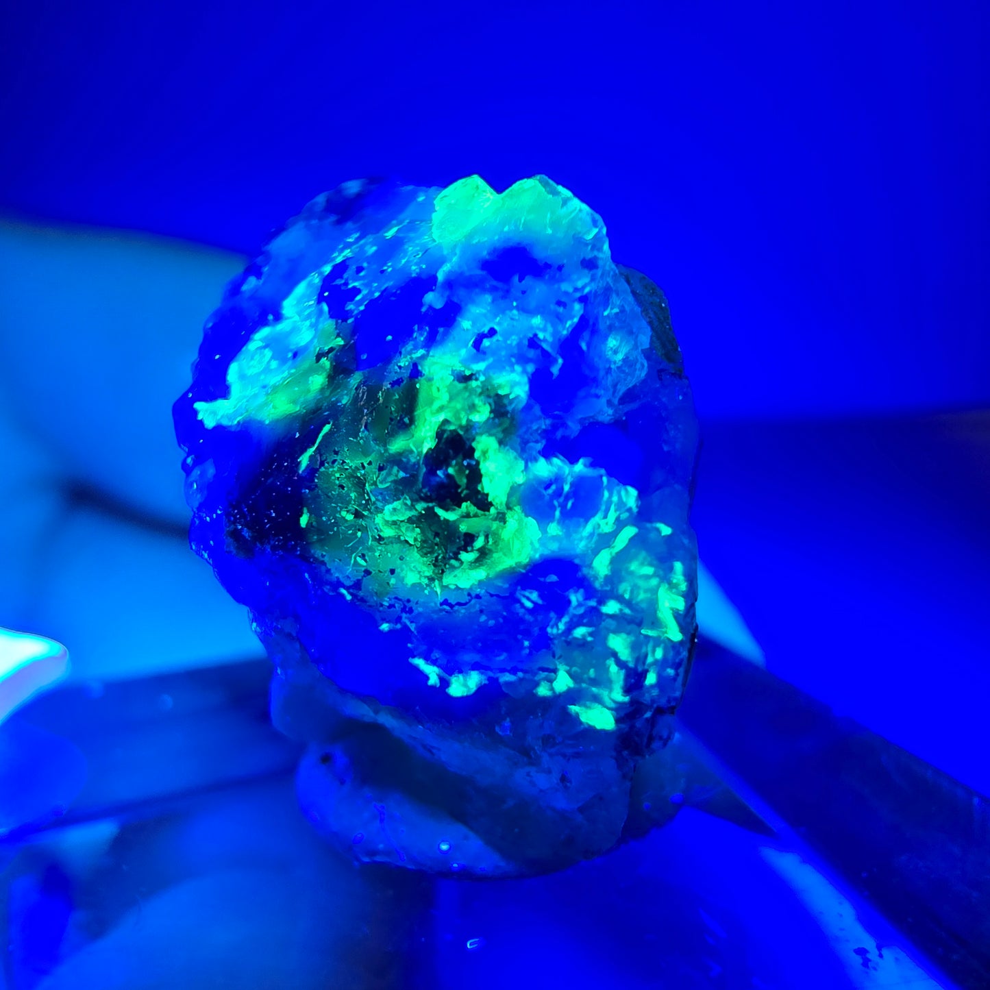 Cube de fluorite fantôme, muscovite et hyalite, spécimen d'Erongo, Namibie, 16 x 15 x 12 mm