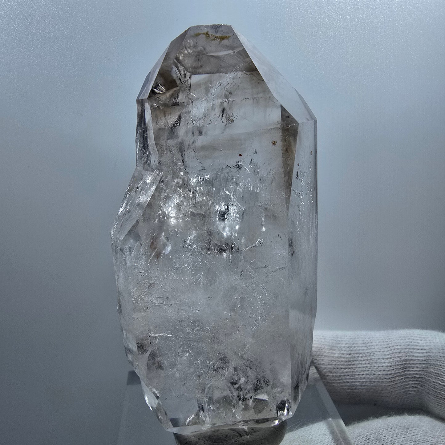 Sceptre DT Enhydro en quartz fumé lémurien, gobo de poche UV en calcite Valentine. Namibie 80 x 40 x 29 mm