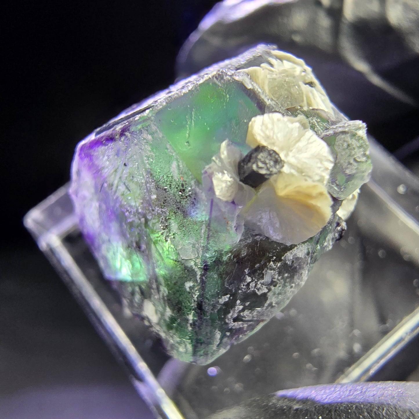 Zonarer Fluorit Kristall mit Schörl und Muskovit 19*15*14mm aus Erongo, Namibia