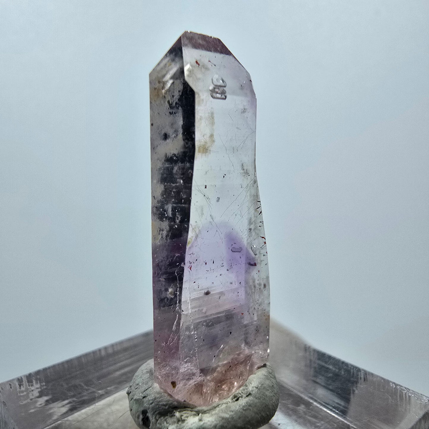 Pointe de sceptre en améthyste fantôme de Goboboseb, Namibie, 31 x 12 x 6 mm