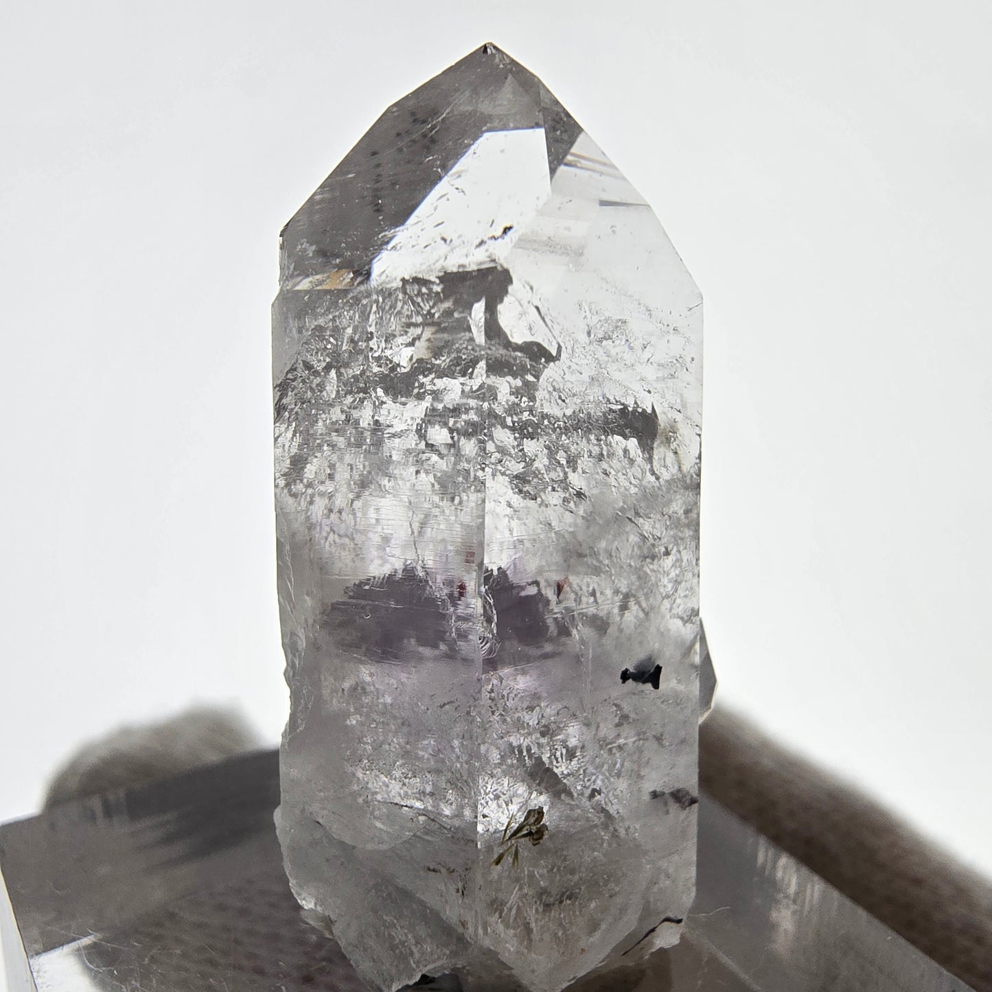 Améthyste fantôme avec épidote, mine d'hématite Streep, Goboboseb, Namibie, 34 x 17 x 16 mm