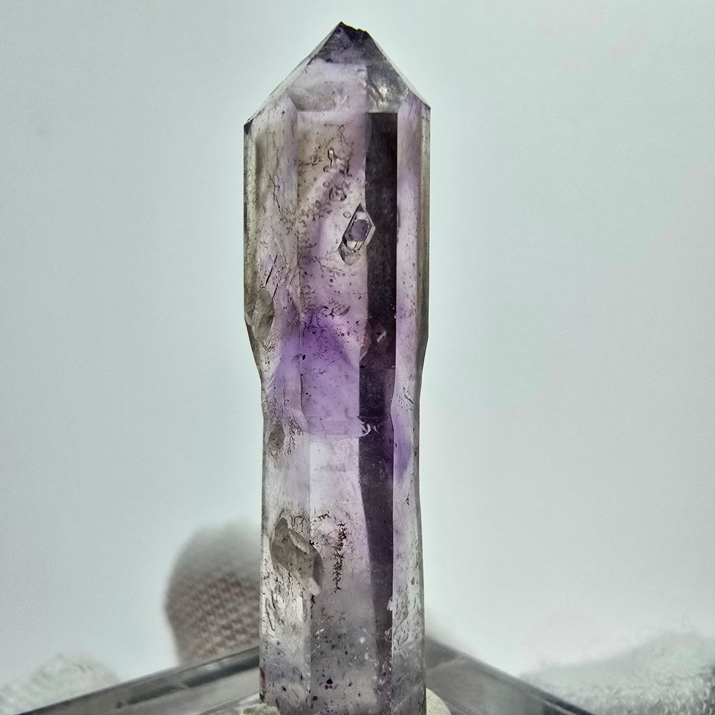 Phantom Amethyst Hämatit Zepter mit UV Calcit Goboboseb, Namibia 35*9*6mm