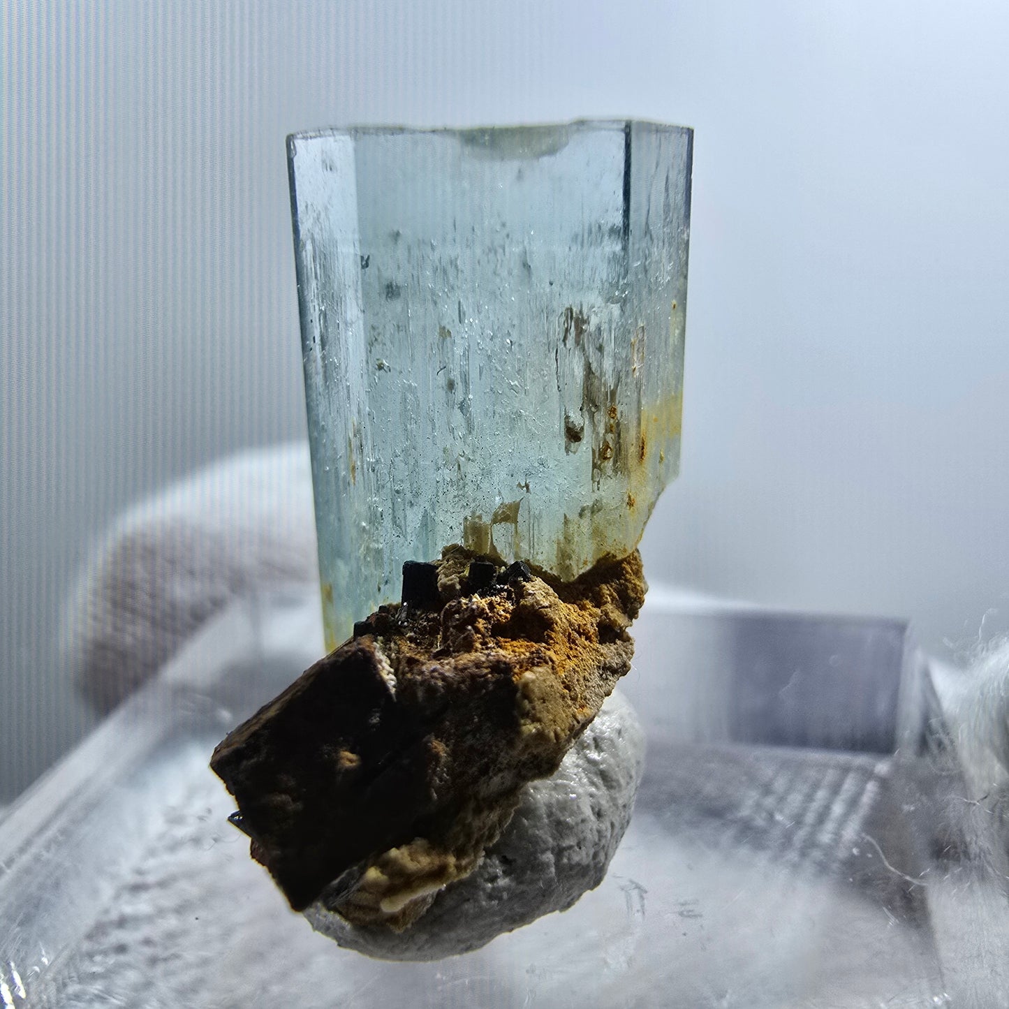 Cube d'aigue-marine, tourmaline Schörl, fluorite de fer, Erongo, Namibie, 19 x 10 x 13 mm