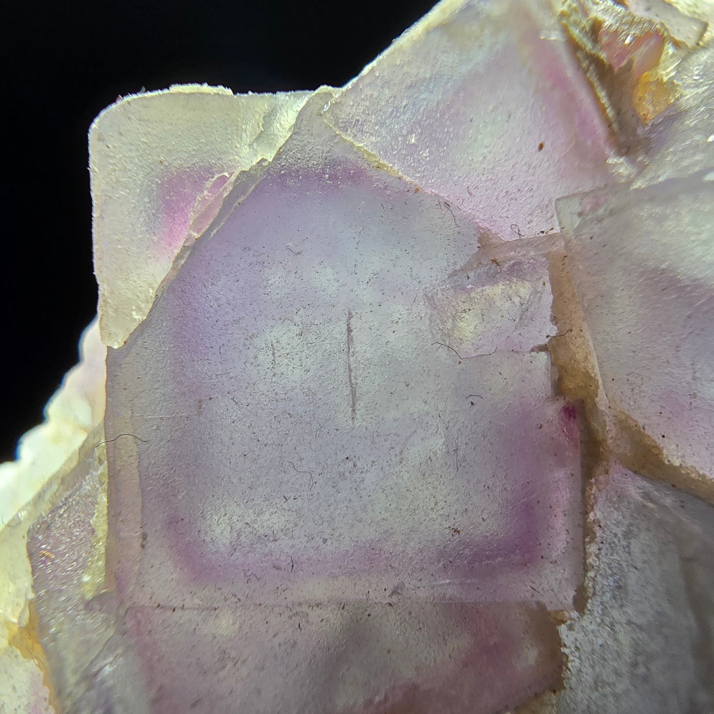 Cube de fluorite fantôme sur scène de quartz violet vert Omehane, Namibie 65*55*19mm