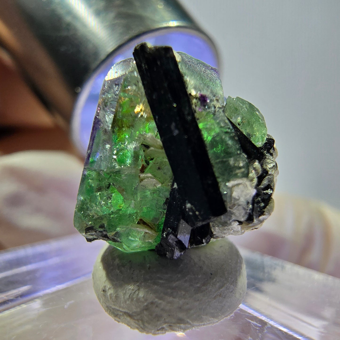 Cube hexagonal de fluorite fantôme, muscovite, tourmaline Schörl, Erongo, Namibie, 14 x 13 x 13 mm
