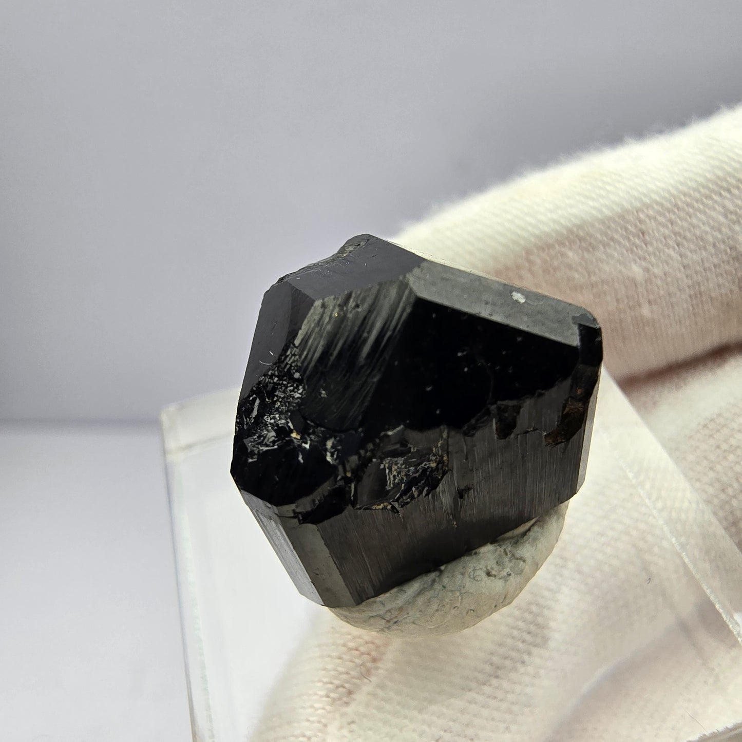 Symmetrischer Schörl Turmalin schwarz glänzend Erongo, Namibia 17*16*15mm