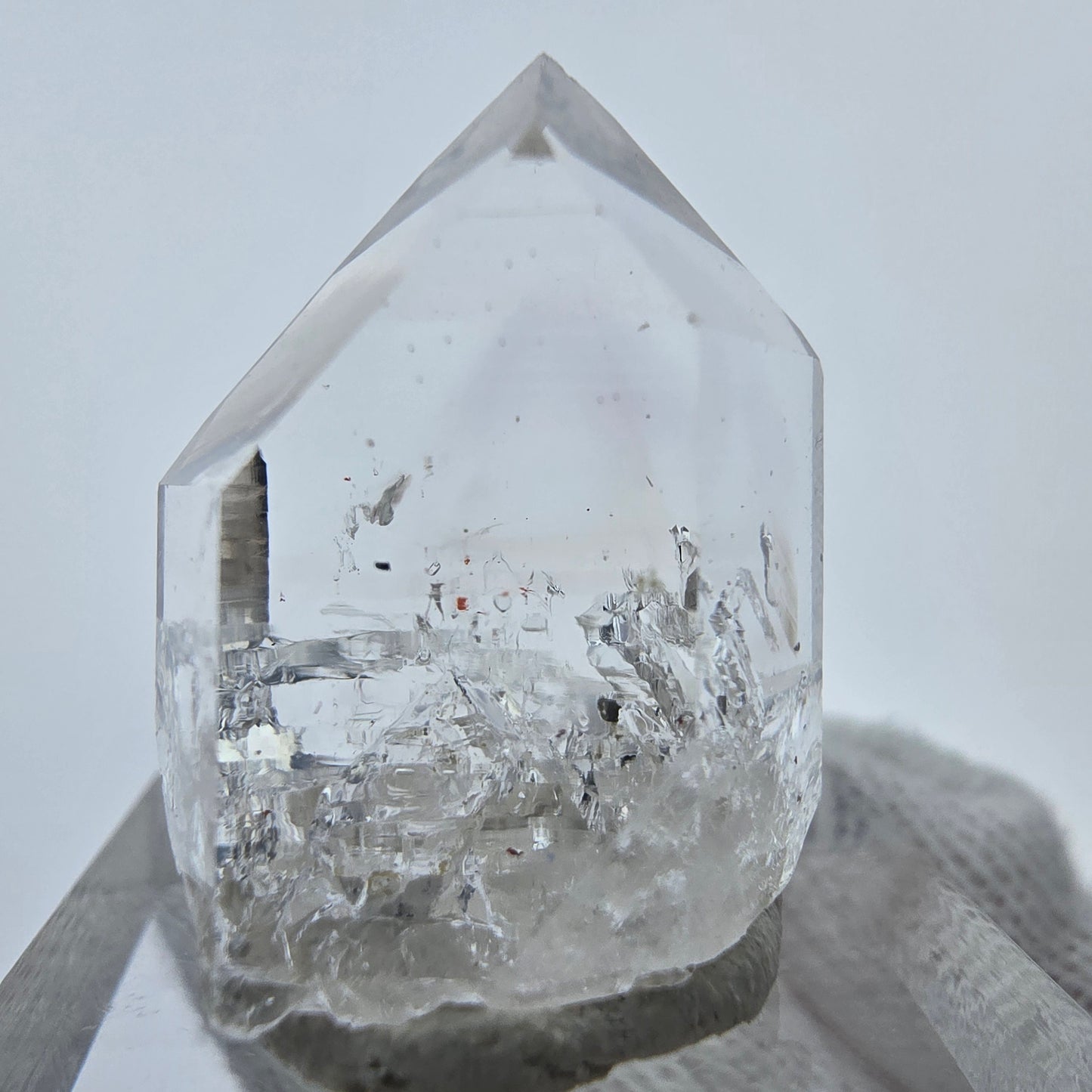 Klare Lemurian Quarz Spitze Streep Mine, Goboboseb, Namibia 26*20*13mm